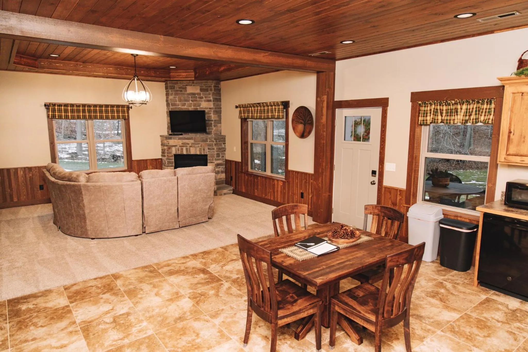 Sojourner's Lodge & Log Cabin Suites