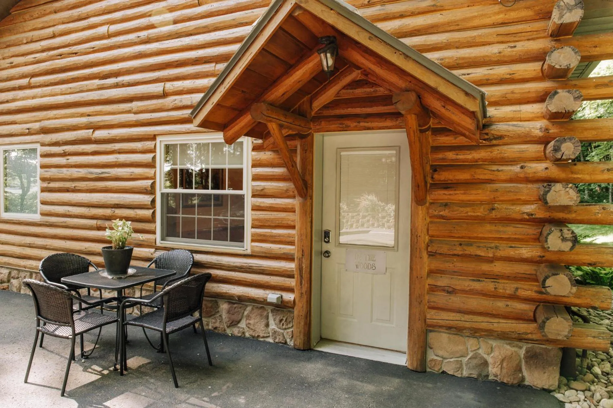 Sojourner's Lodge & Log Cabin Suites
