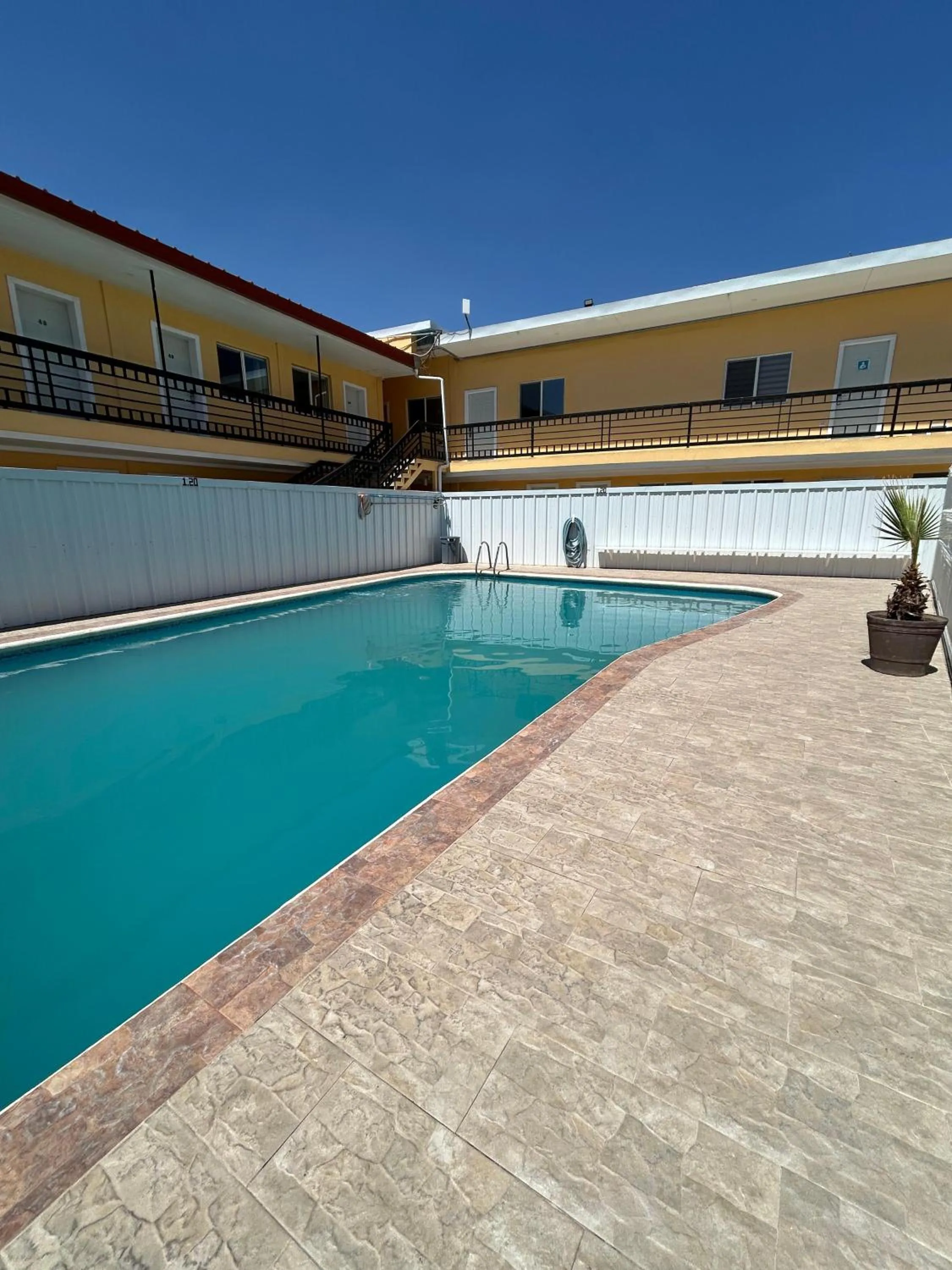 Swimming pool in DURAZNO INN