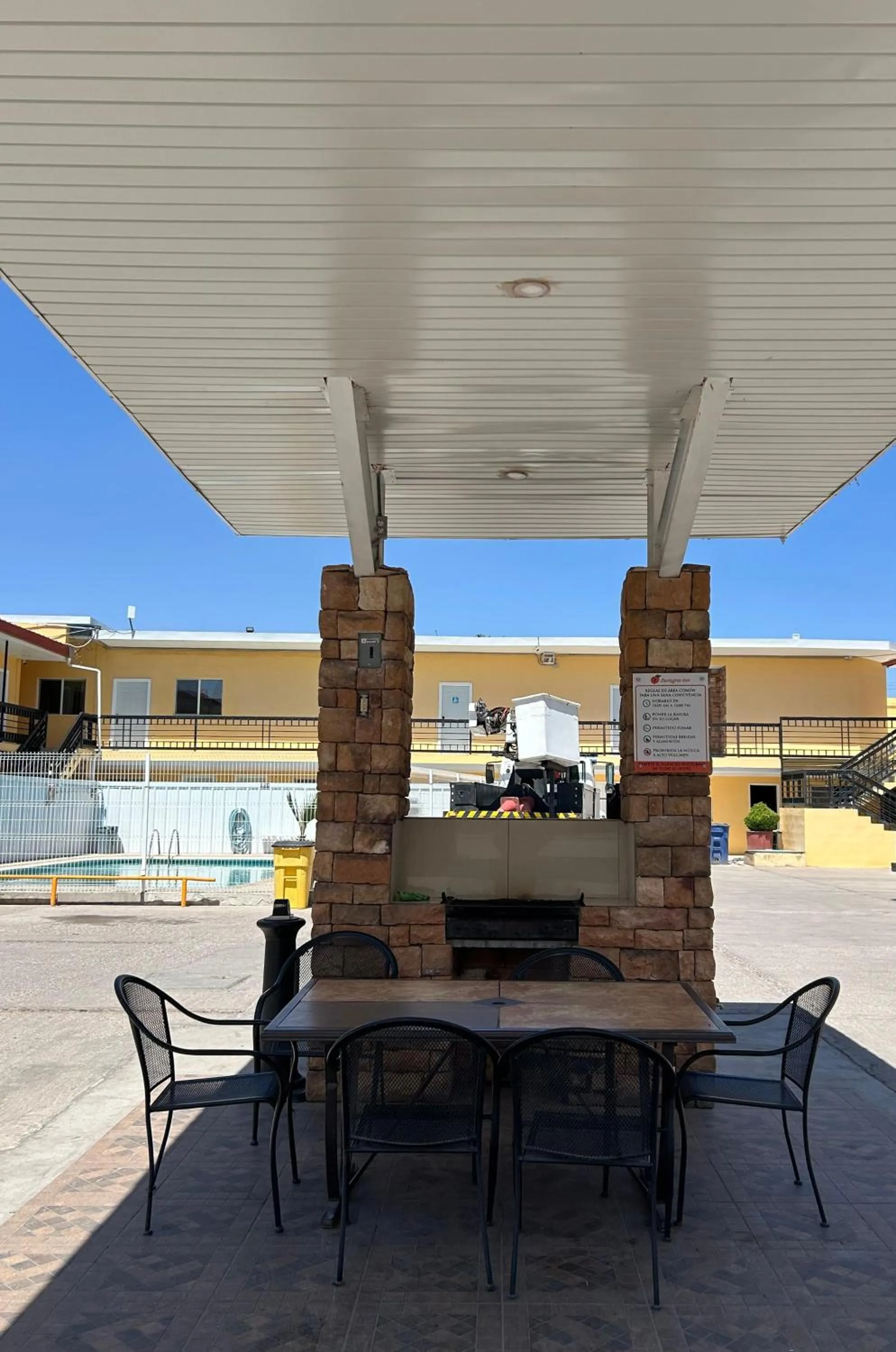 Seating area in DURAZNO INN