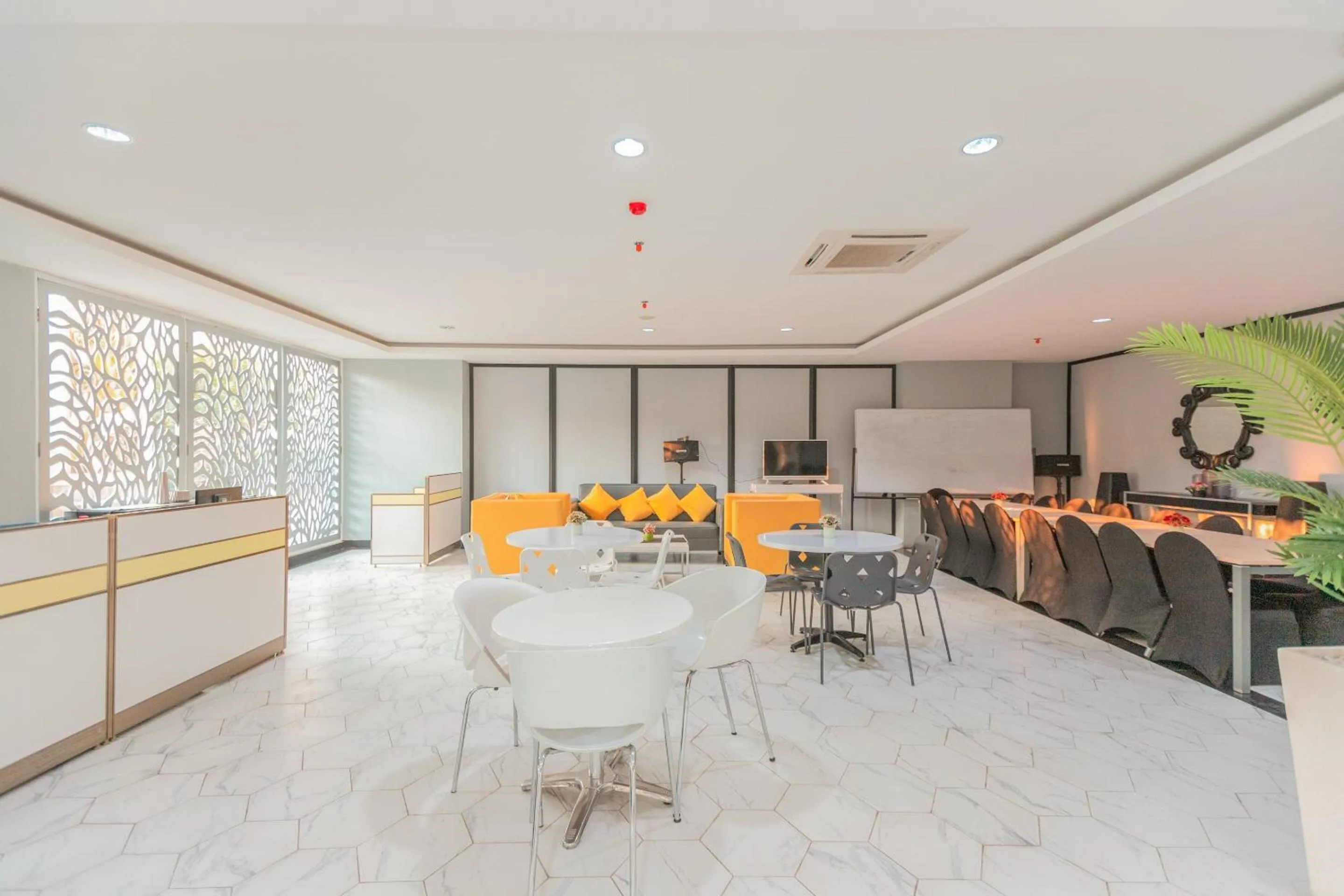 Restaurant/places to eat in Flagship 750 Mont Blanc