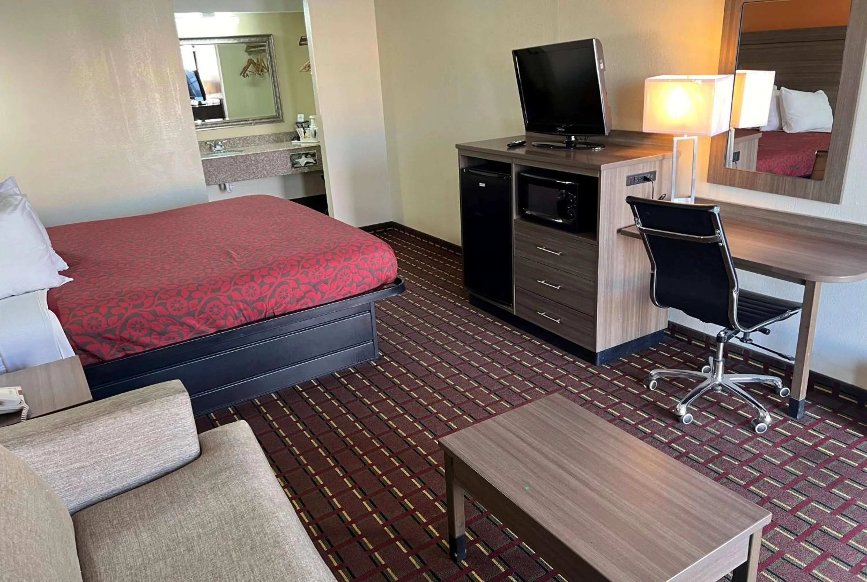 Photo of the whole room, Bed in Days Inn by Wyndham El Reno