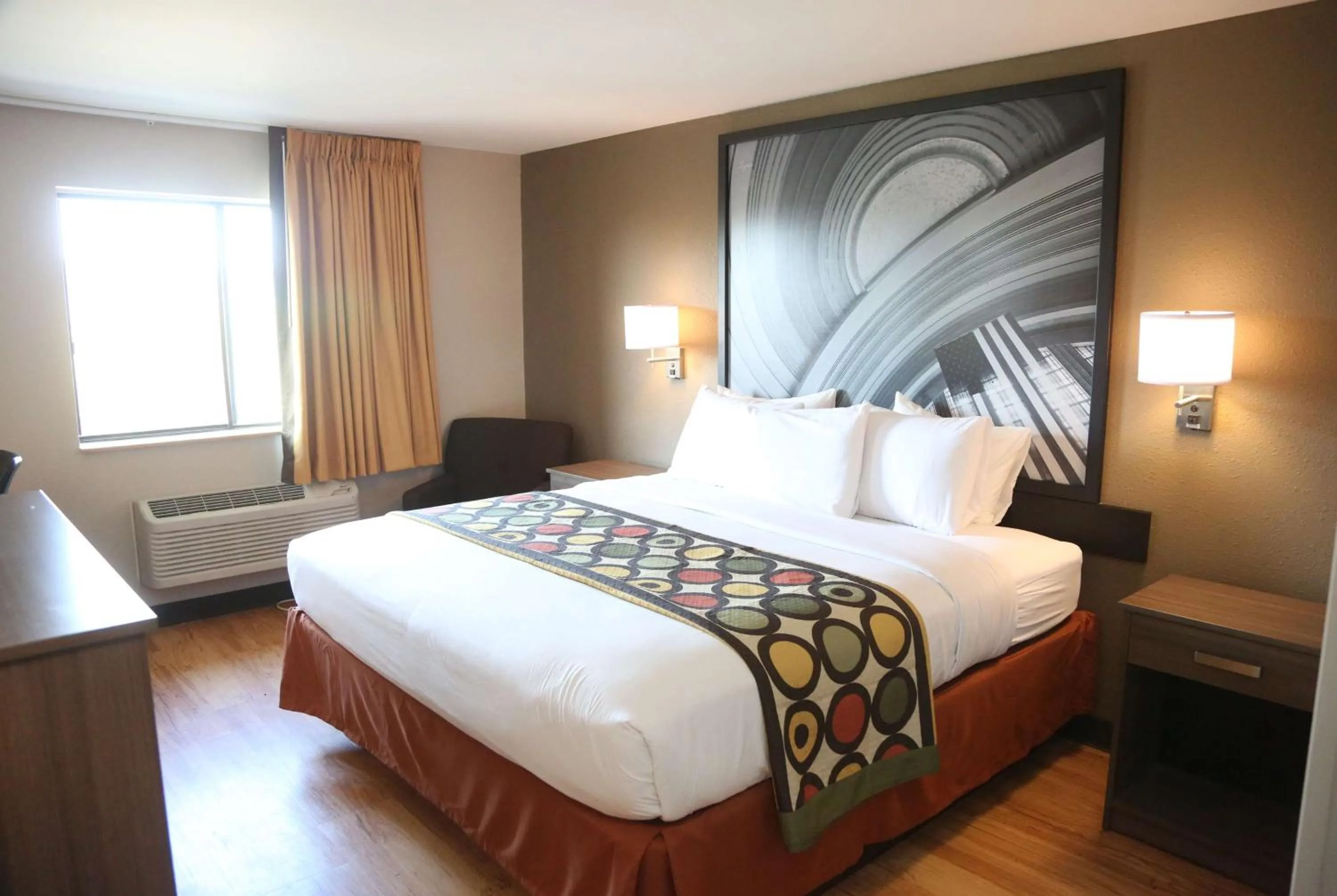 Photo of the whole room, Bed in Super 8 by Wyndham Portsmouth