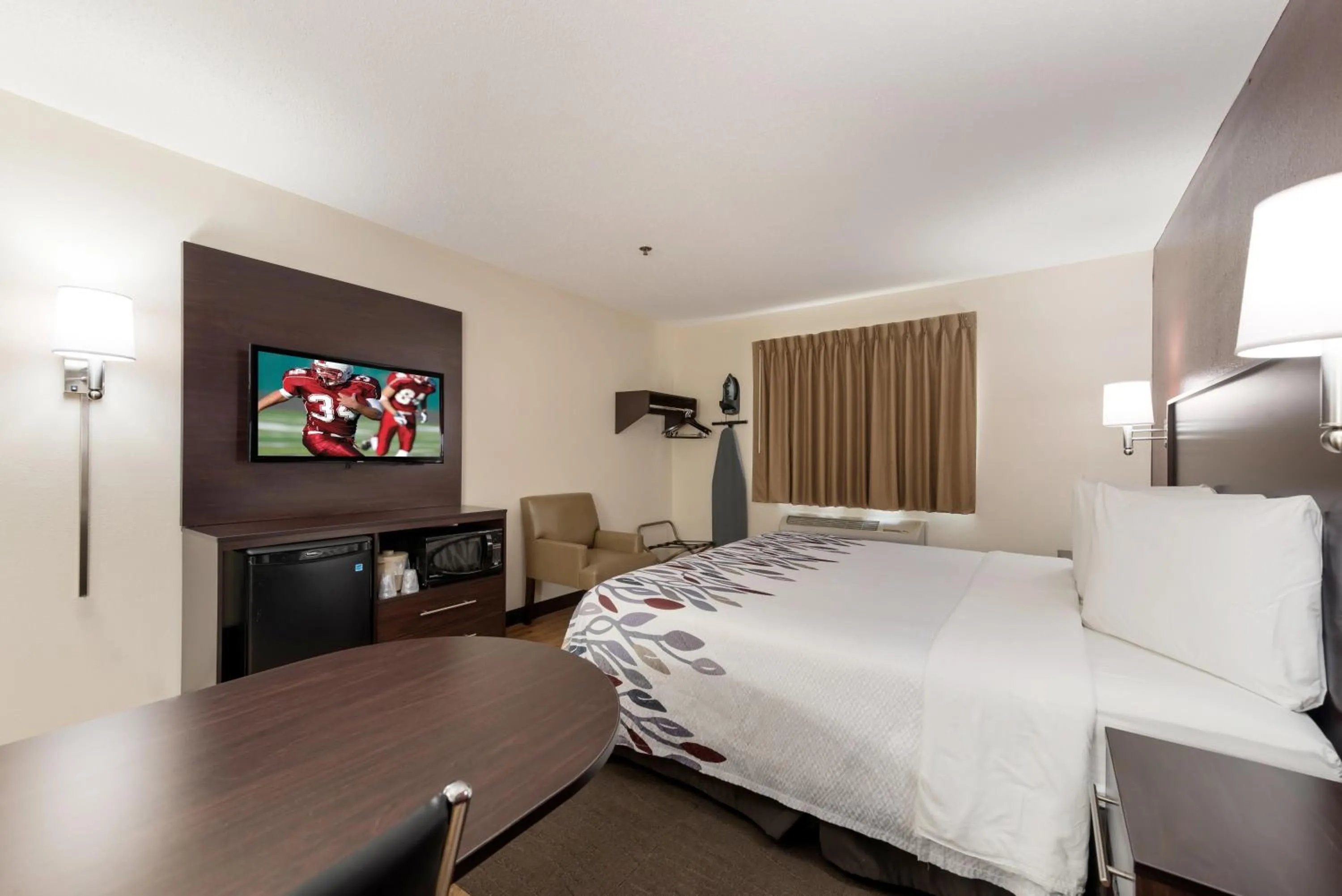Bedroom, Bed in Red Roof Inn Auburn
