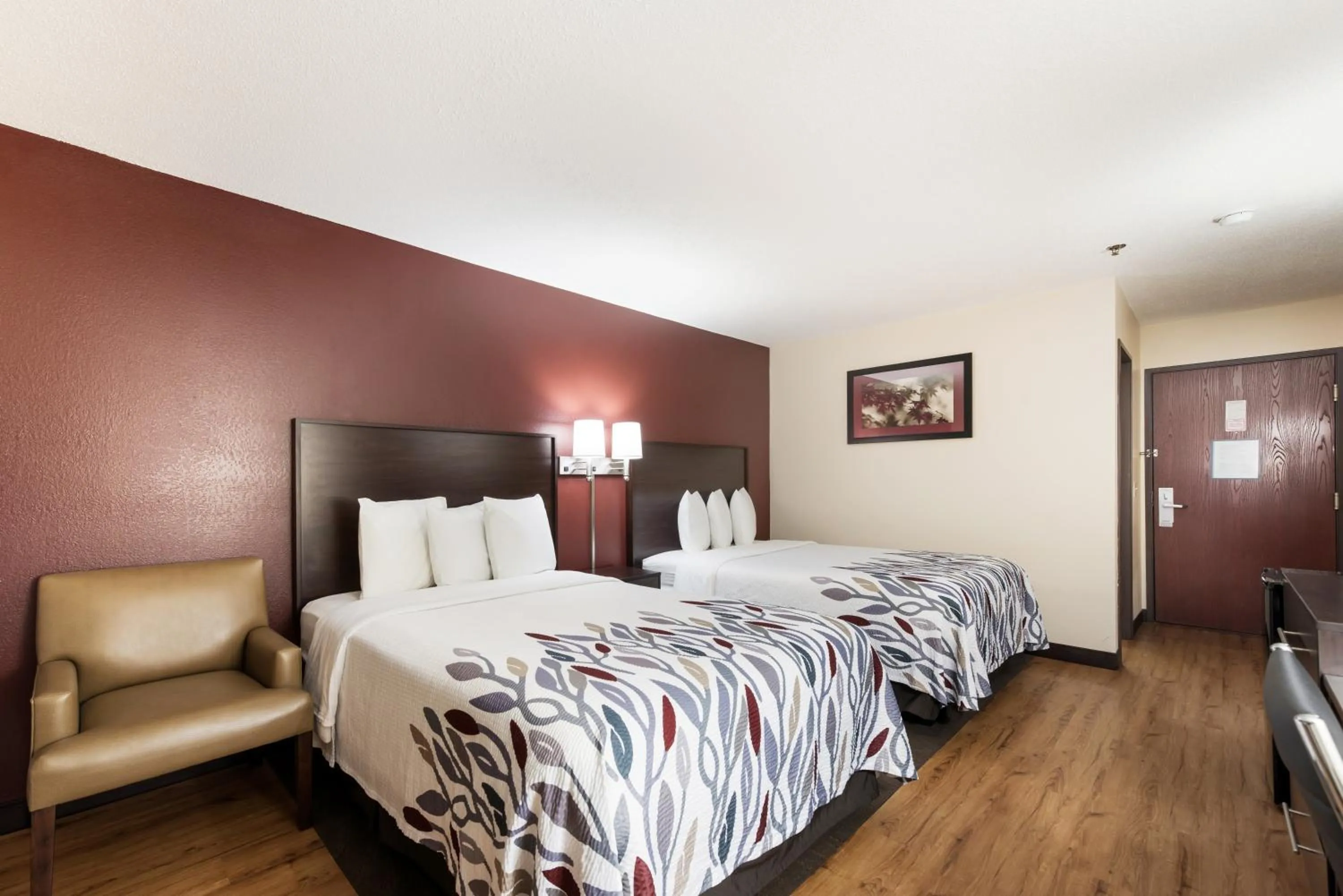 Photo of the whole room, Bed in Red Roof Inn Auburn