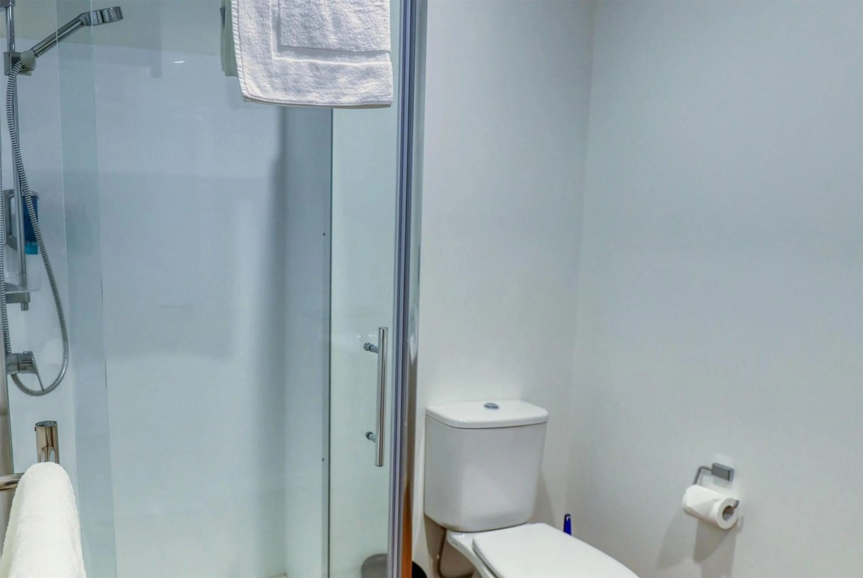 Bathroom in Ramada Suites by Wyndham Auckland Manukau Pacfic Centre