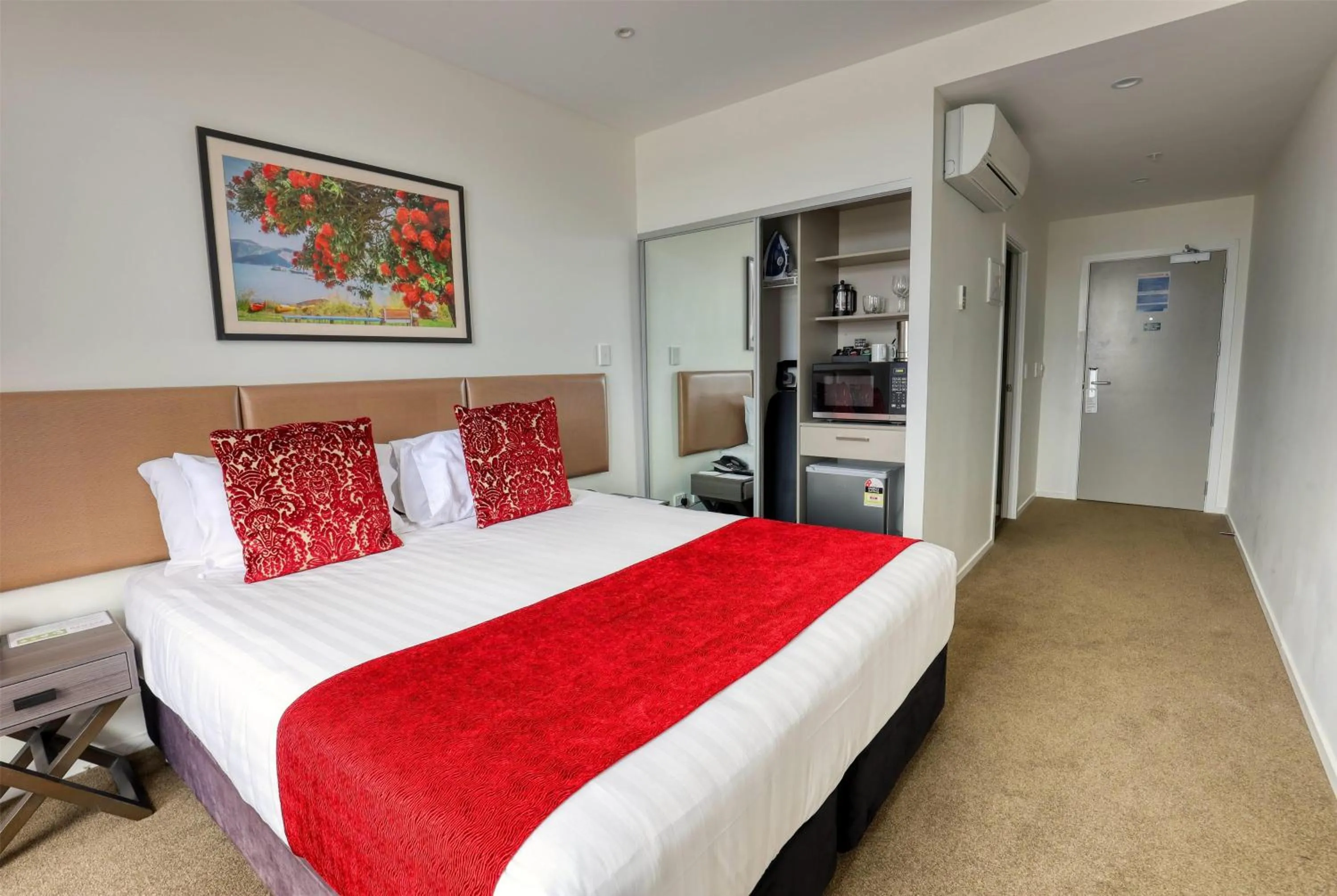 Photo of the whole room, Bed in Ramada Suites by Wyndham Auckland Manukau Pacfic Centre