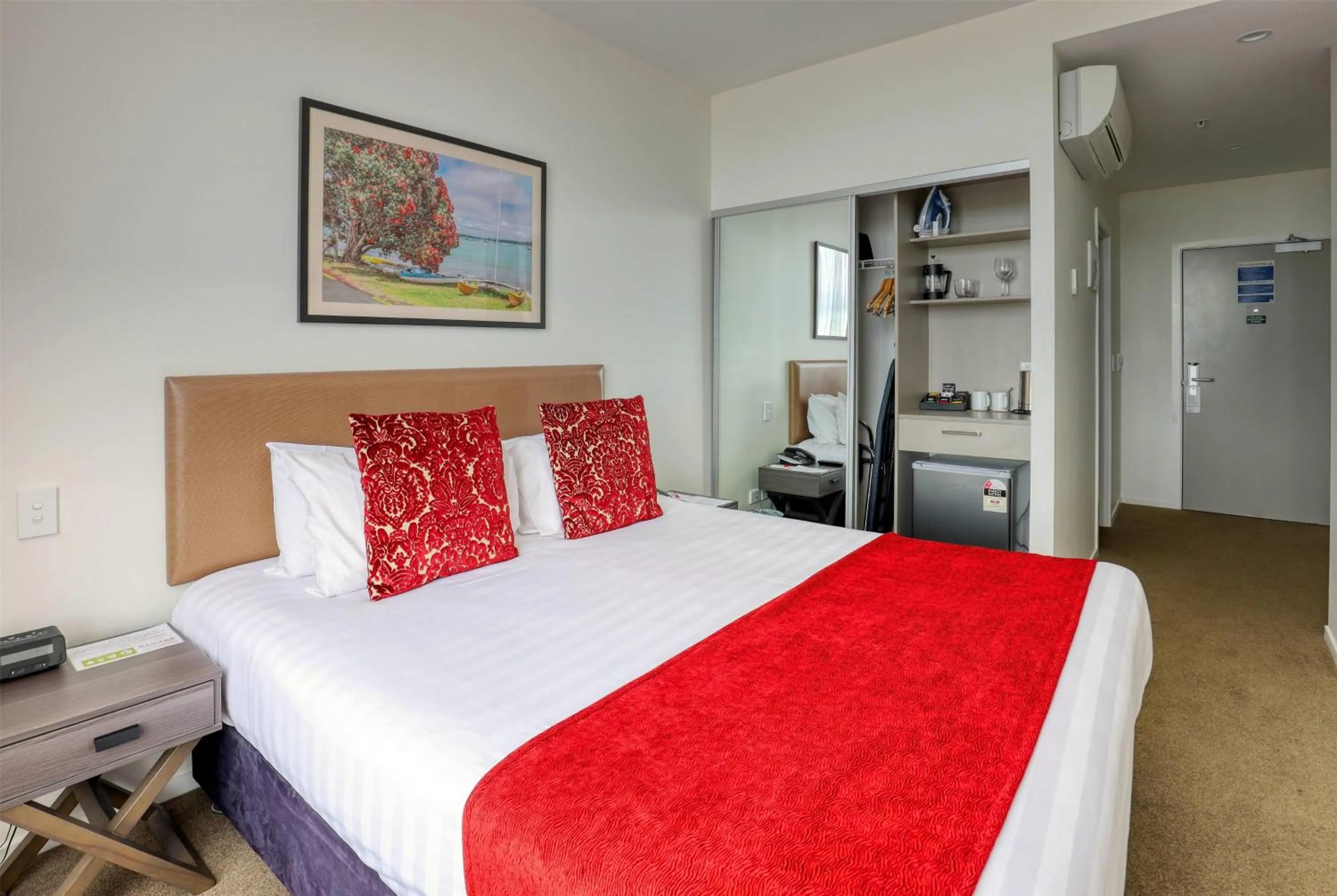 Photo of the whole room, Bed in Ramada Suites by Wyndham Auckland Manukau Pacfic Centre