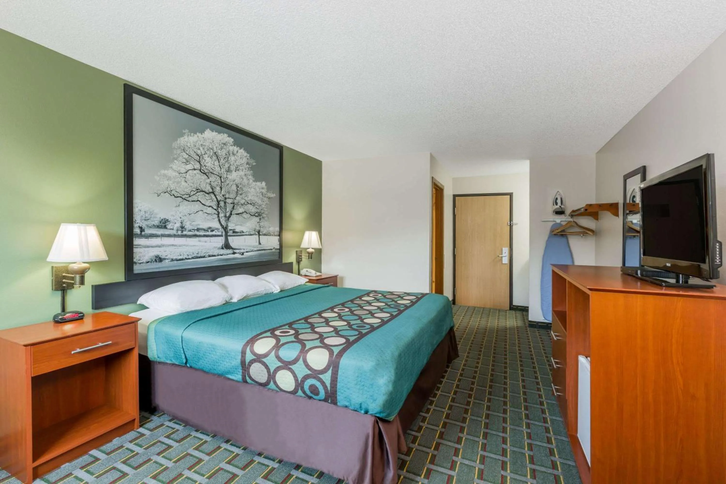 Photo of the whole room, Bed in Super 8 by Wyndham Osceola IA