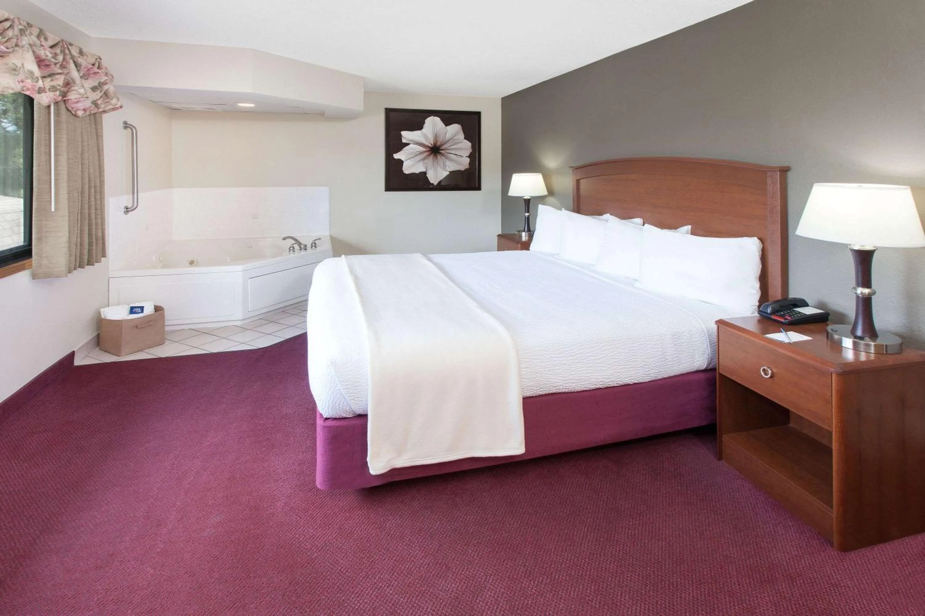 Photo of the whole room, Bed in AmericInn by Wyndham Iowa Falls