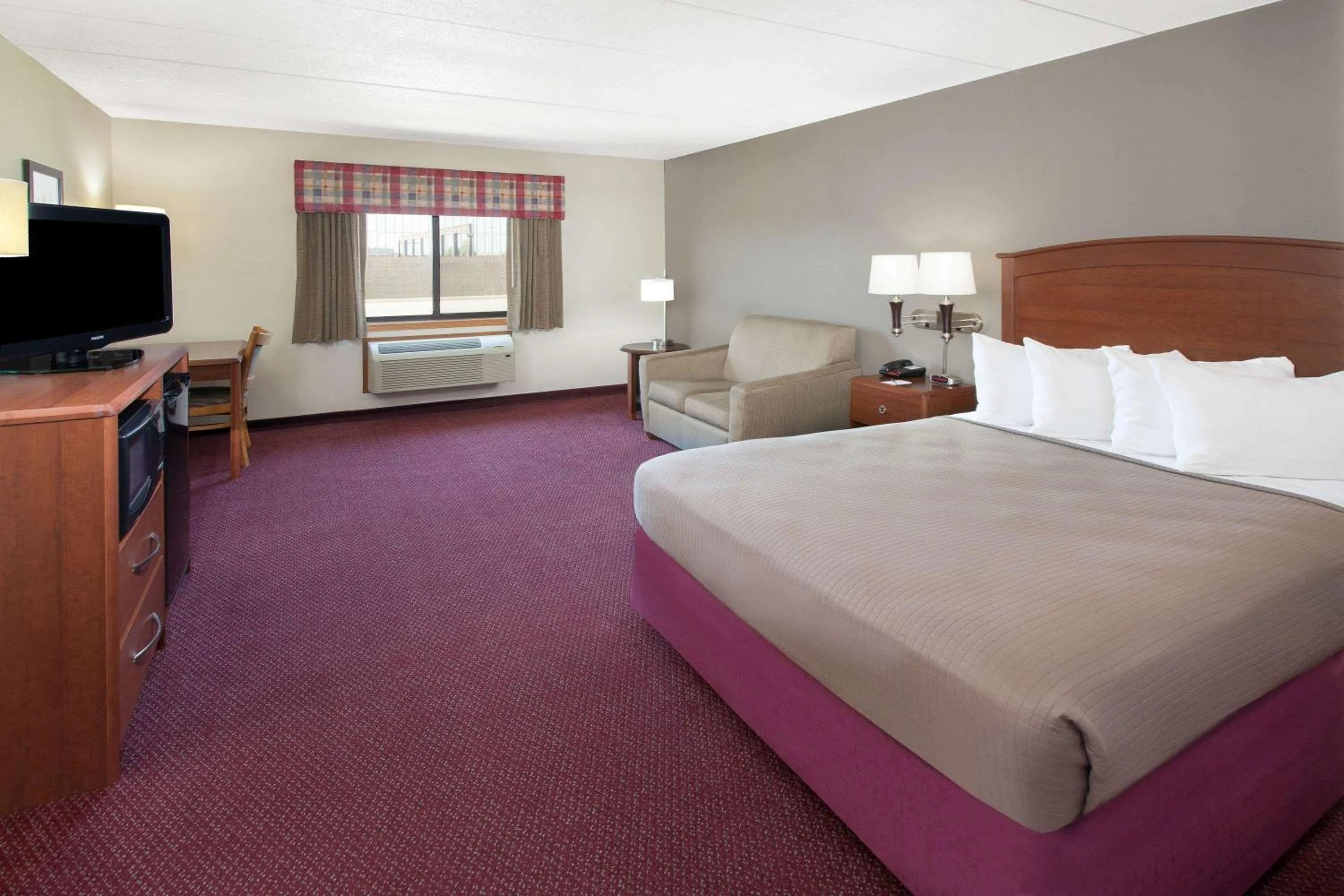 Photo of the whole room, Bed in AmericInn by Wyndham Iowa Falls