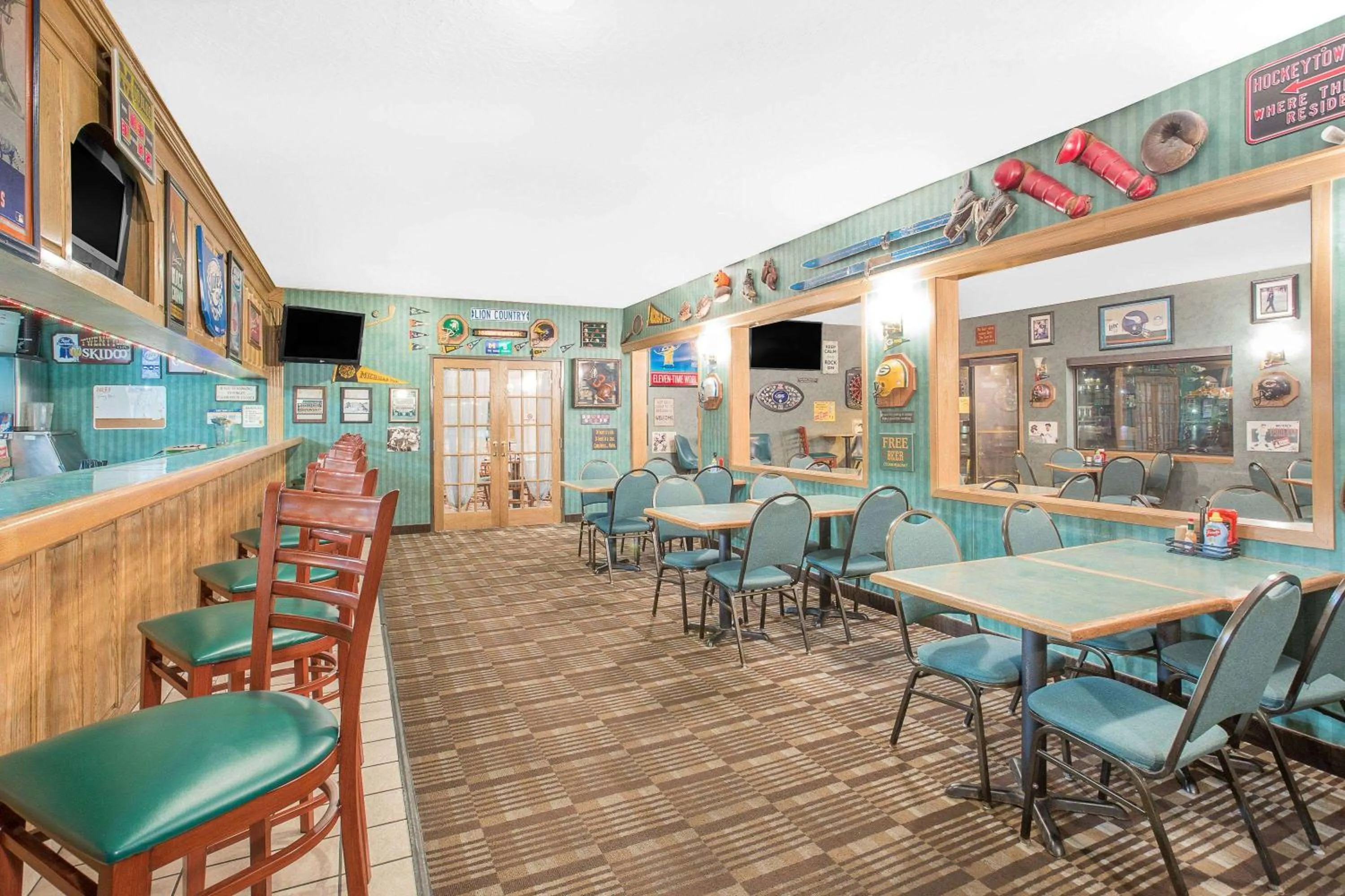 Lounge or bar in Ramada by Wyndham Hancock Waterfront