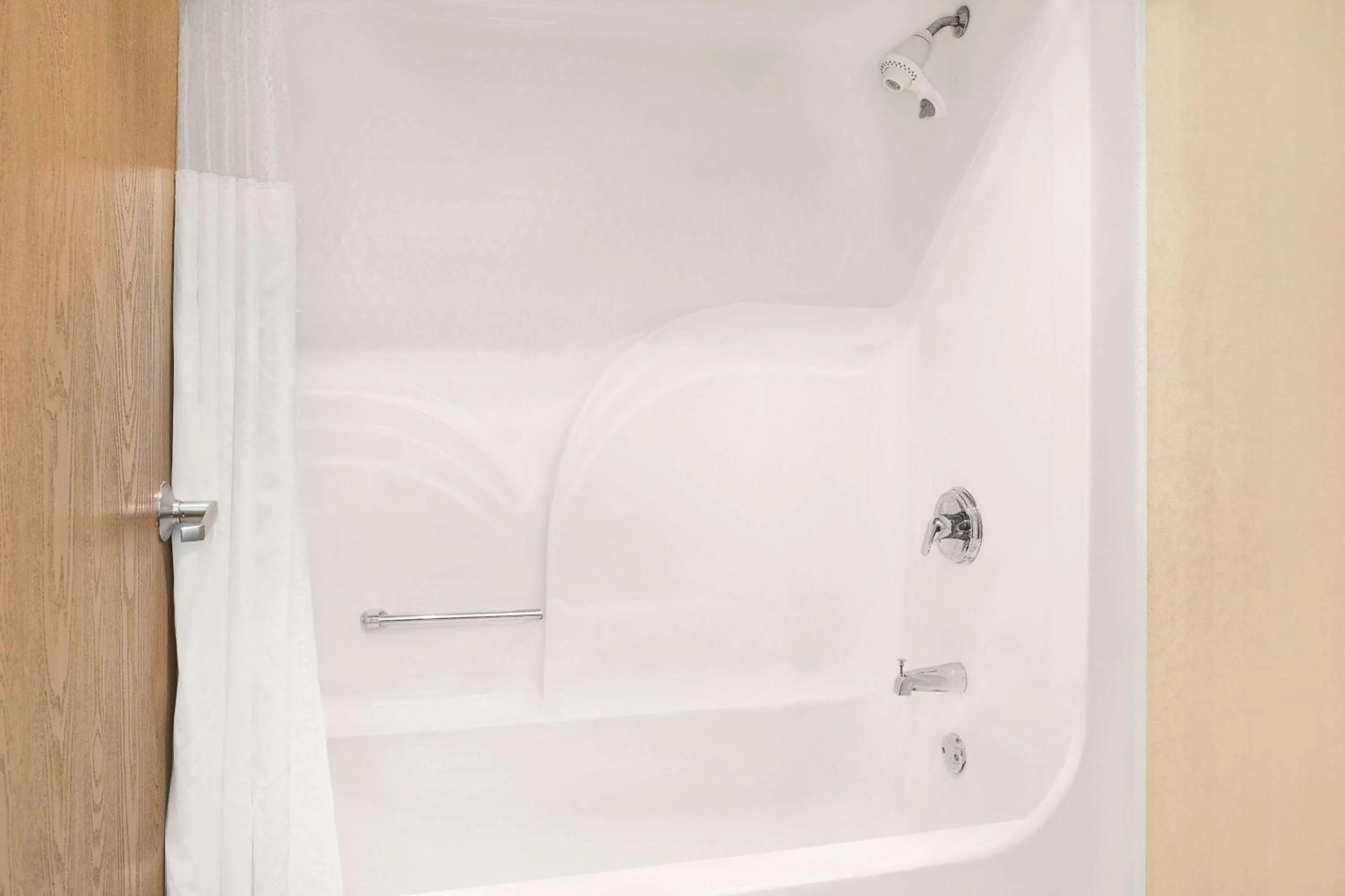 TV and multimedia in Ramada by Wyndham Hancock Waterfront