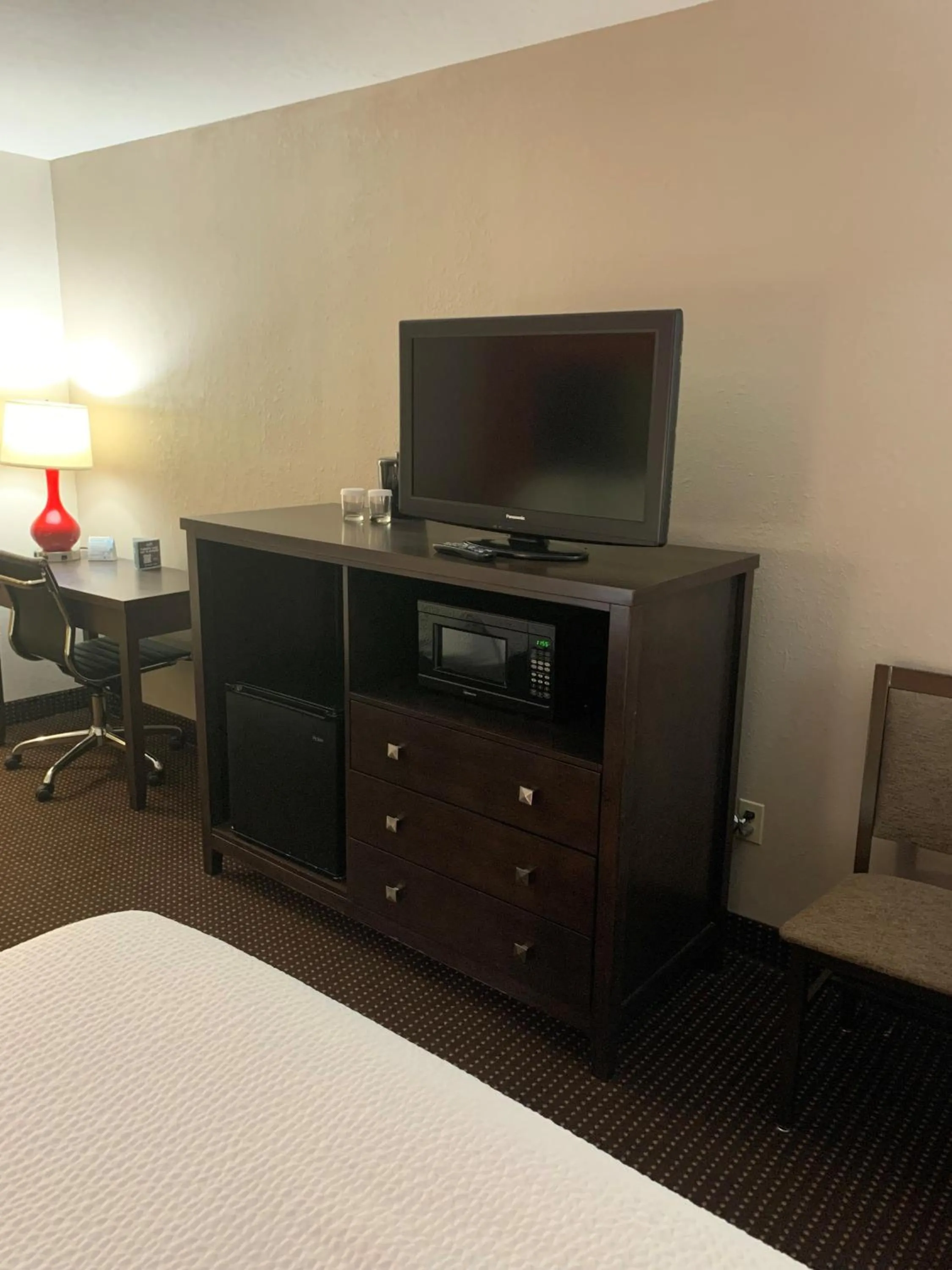 TV and multimedia, Bed in Ramada by Wyndham Hancock Waterfront