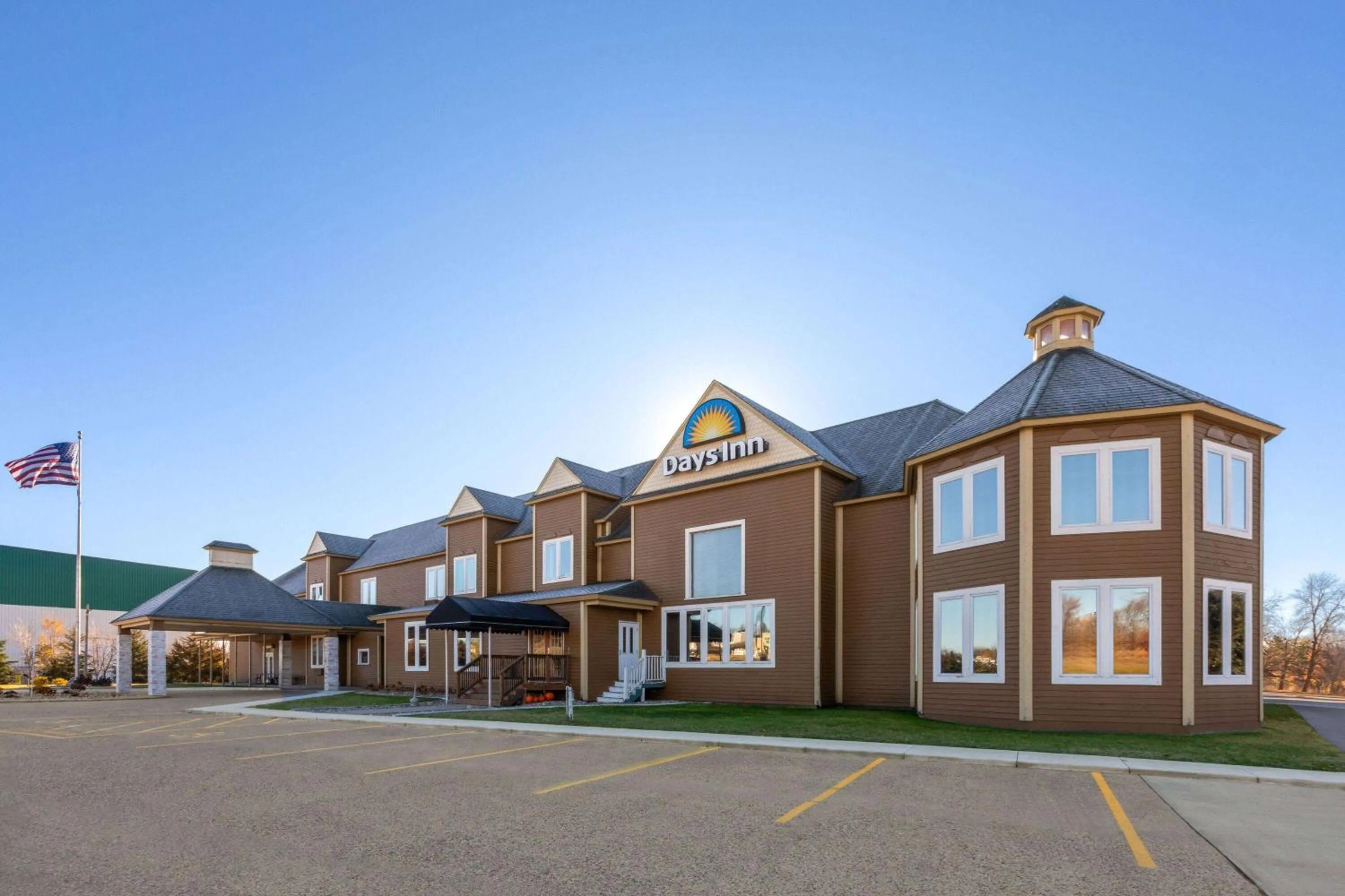 Property building in Days Inn by Wyndham Hutchinson