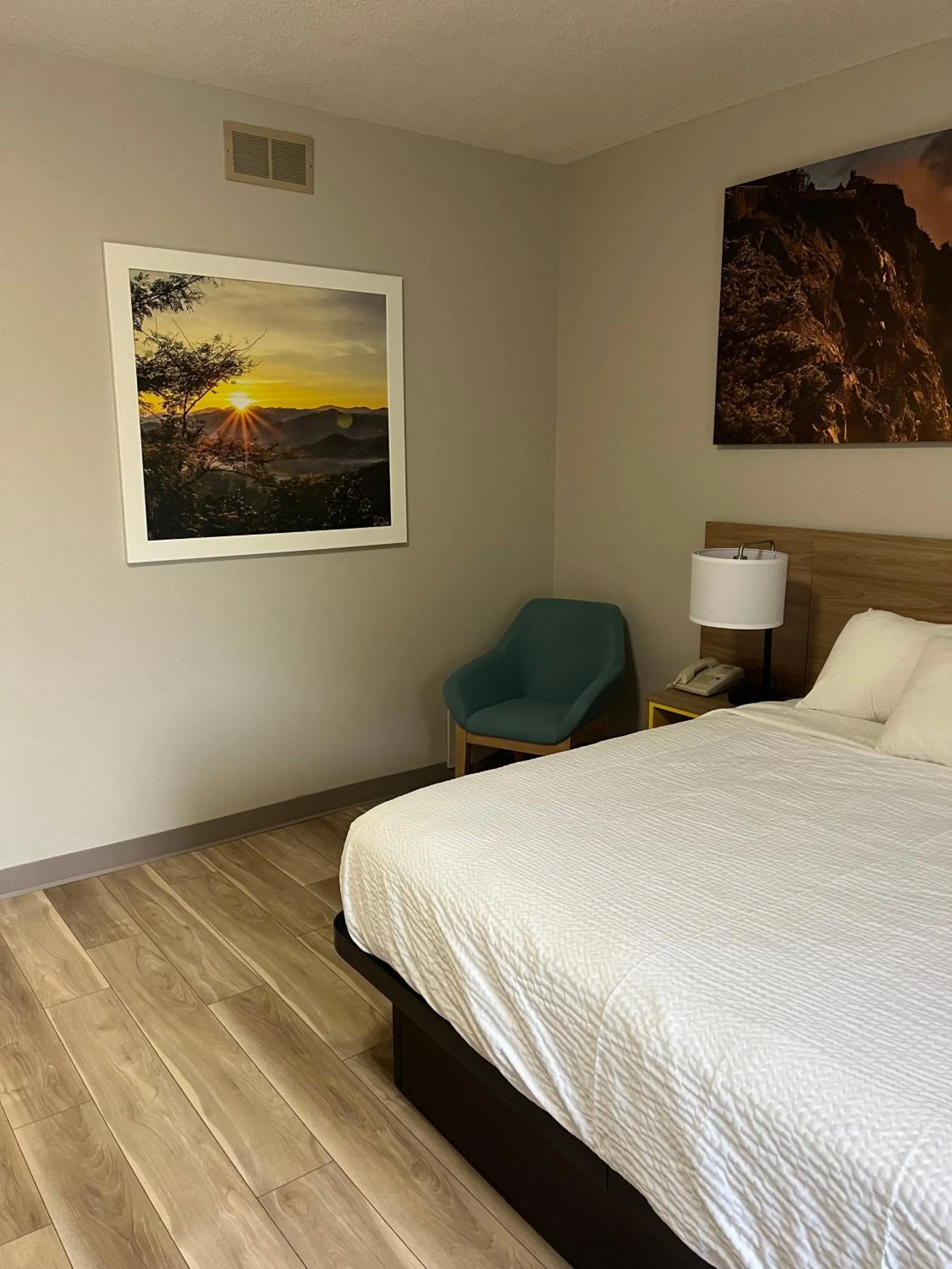 Bedroom, Bed in Days Inn by Wyndham Hutchinson