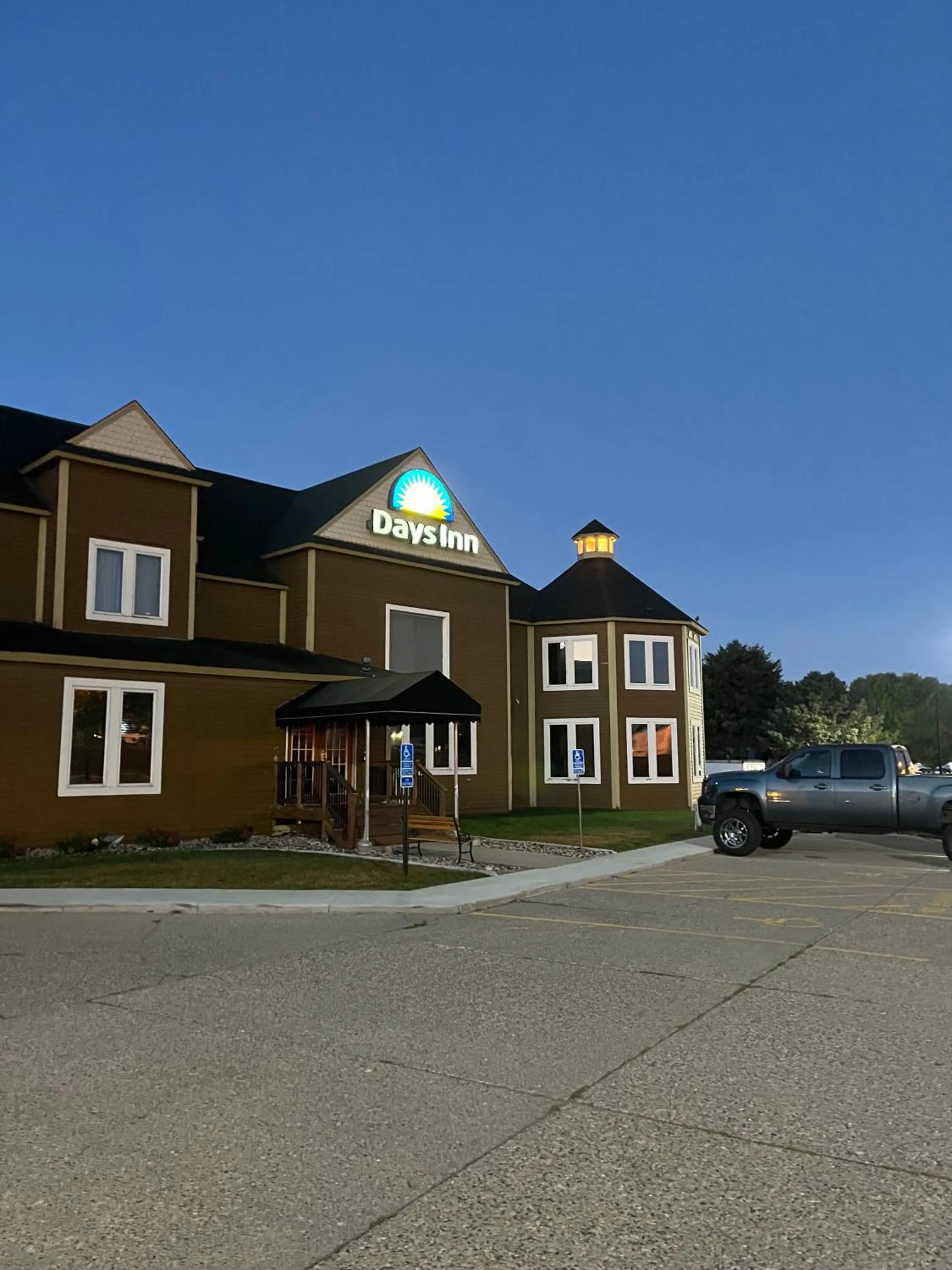 Property building in Days Inn by Wyndham Hutchinson