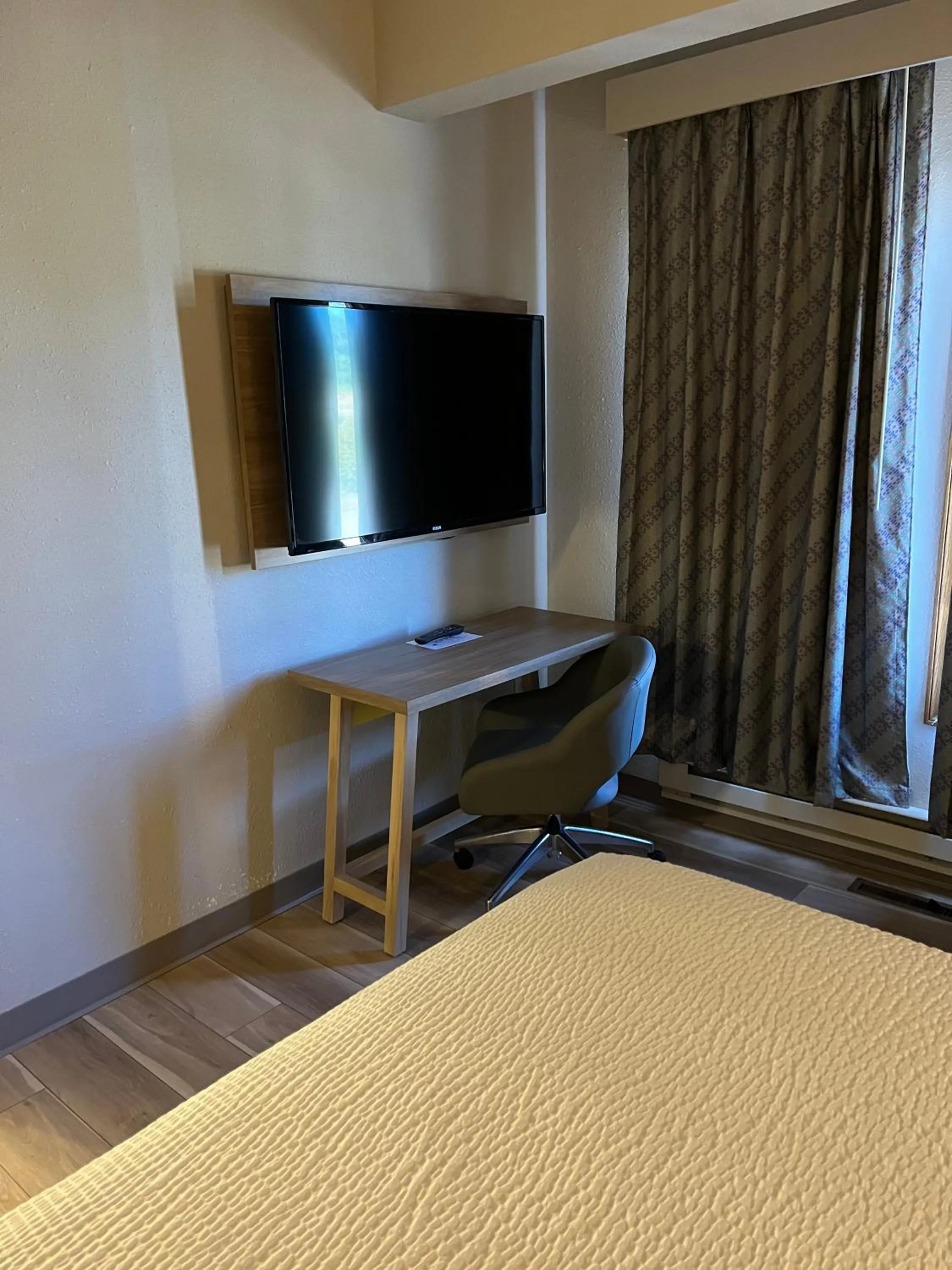TV and multimedia, Bed in Days Inn by Wyndham Hutchinson