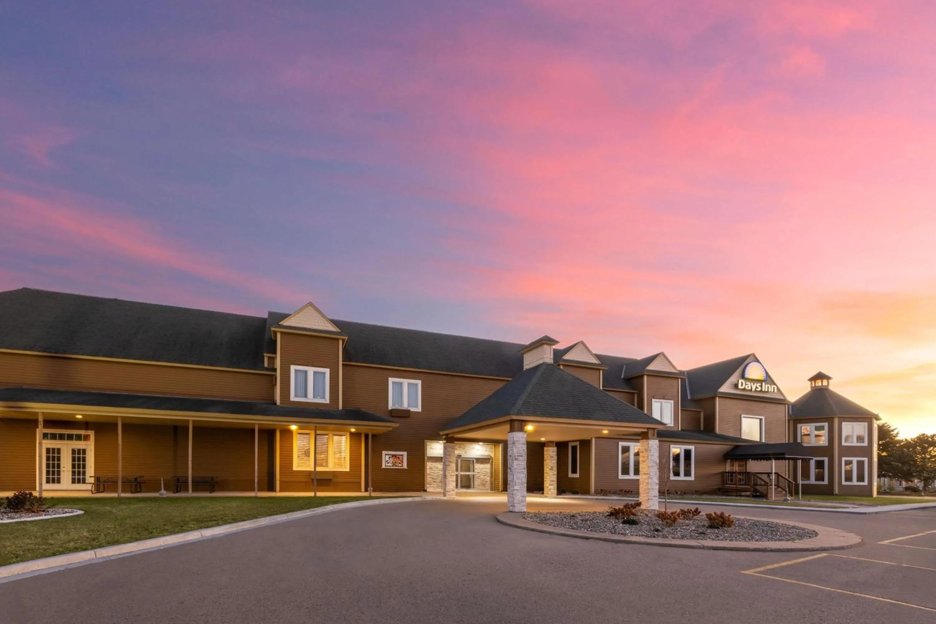 Property building in Days Inn by Wyndham Hutchinson