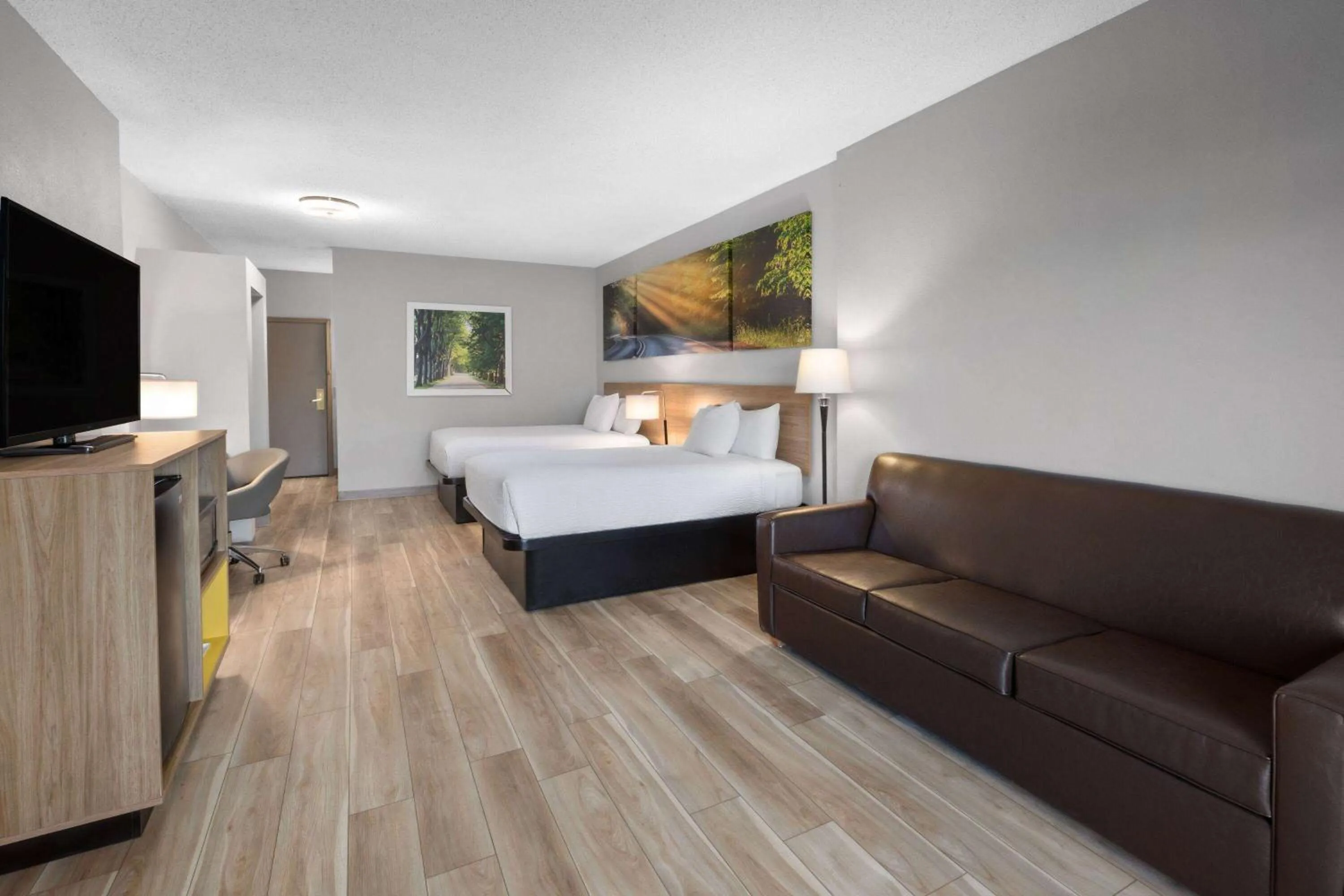 Photo of the whole room, Bed in Days Inn by Wyndham Hutchinson
