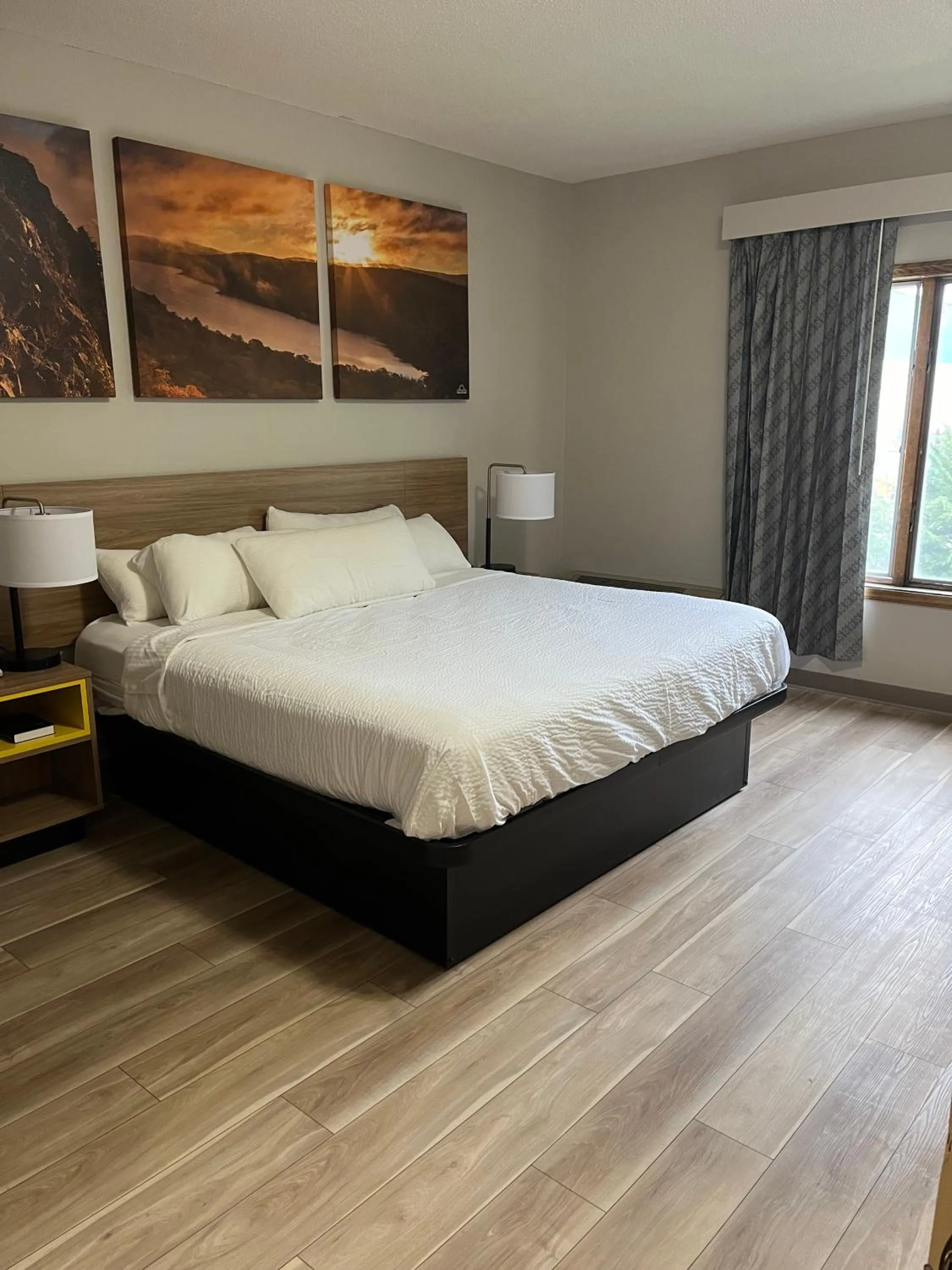 Bed in Days Inn by Wyndham Hutchinson