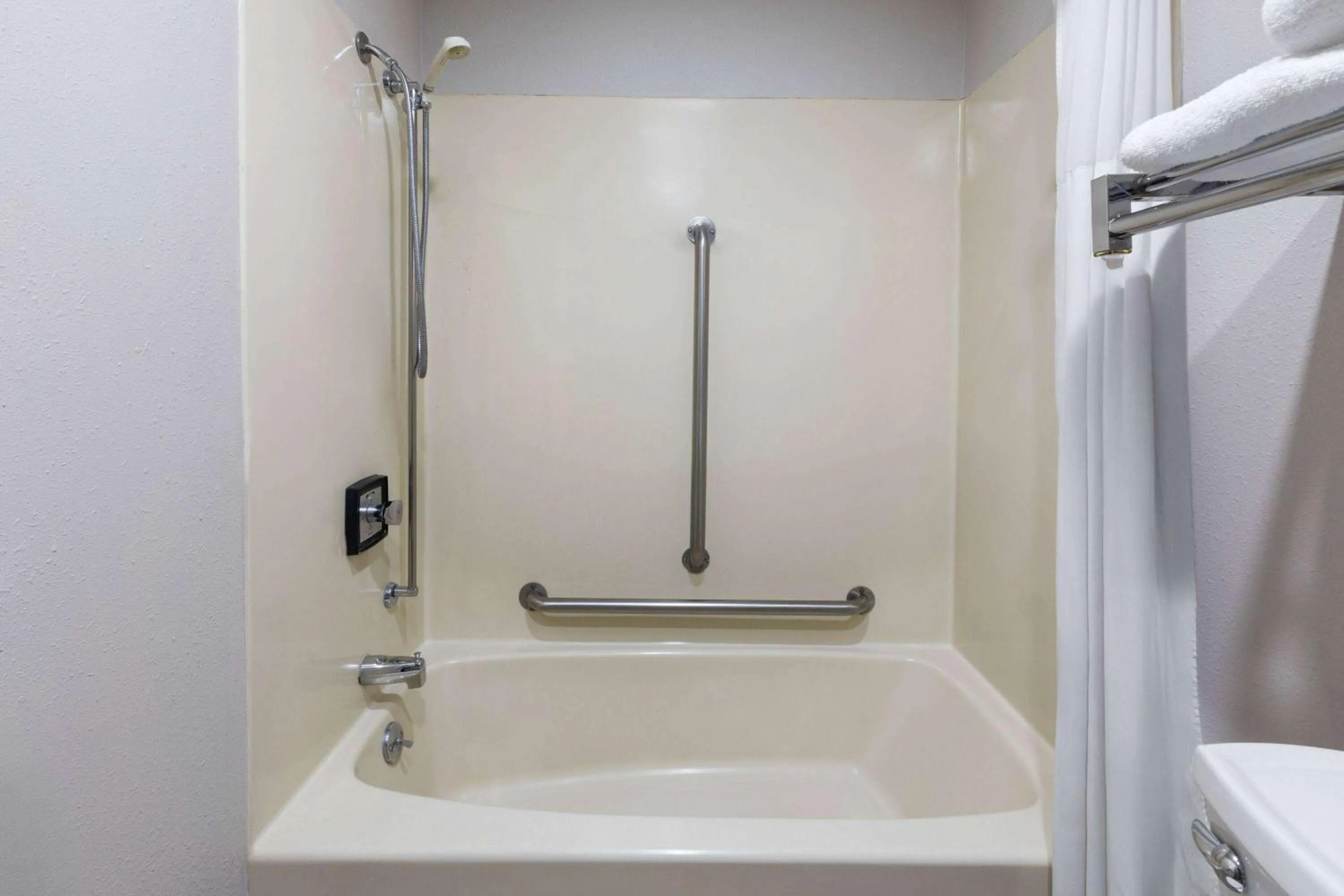 Bathroom in Days Inn by Wyndham Hutchinson