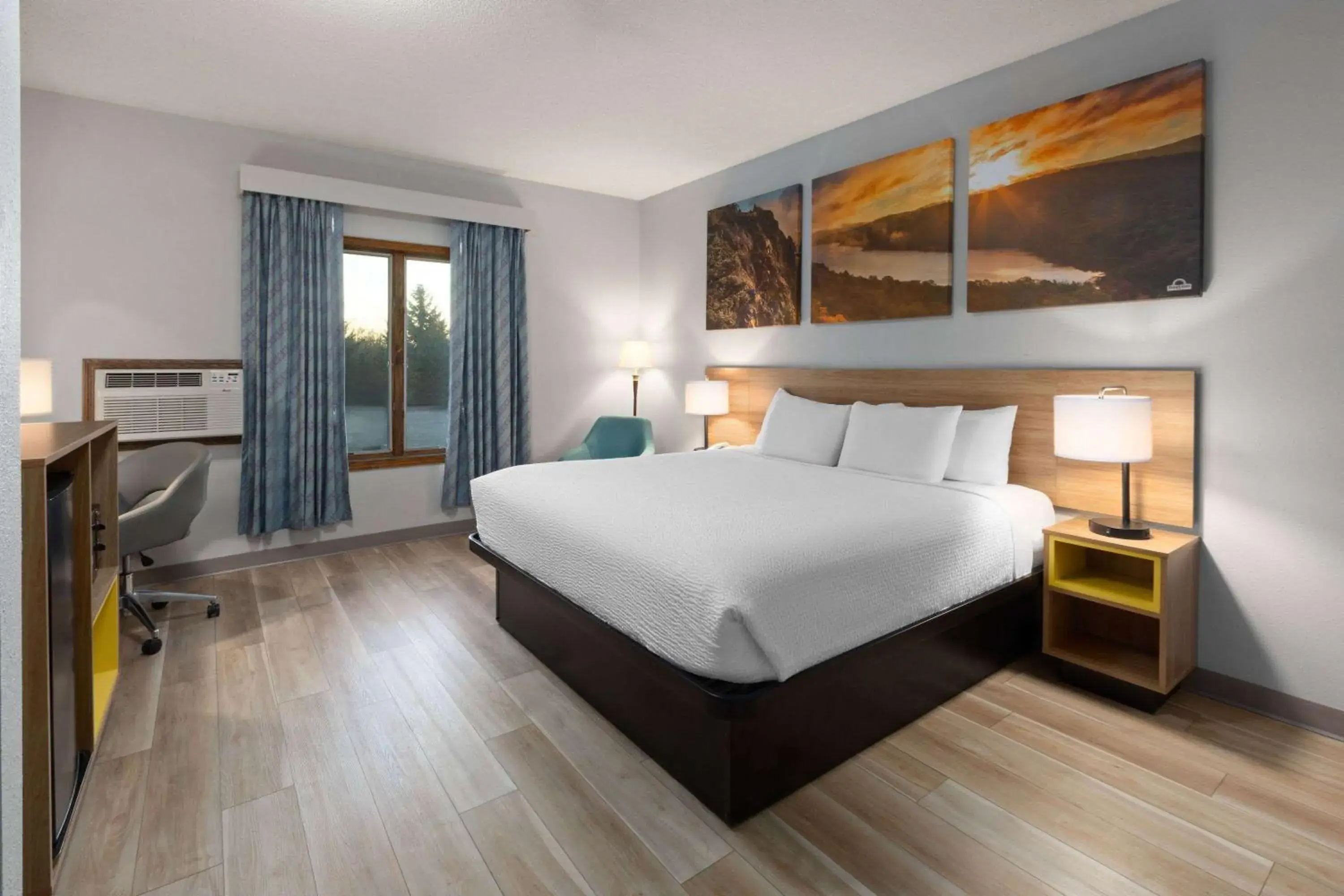 King Room with Bath Tub - Mobility Accessible/Non-Smoking in Days Inn by Wyndham Hutchinson King Room with Bath Tub - Mobility Accessible/Non-Smoking in Days Inn by Wyndham Hutchinson