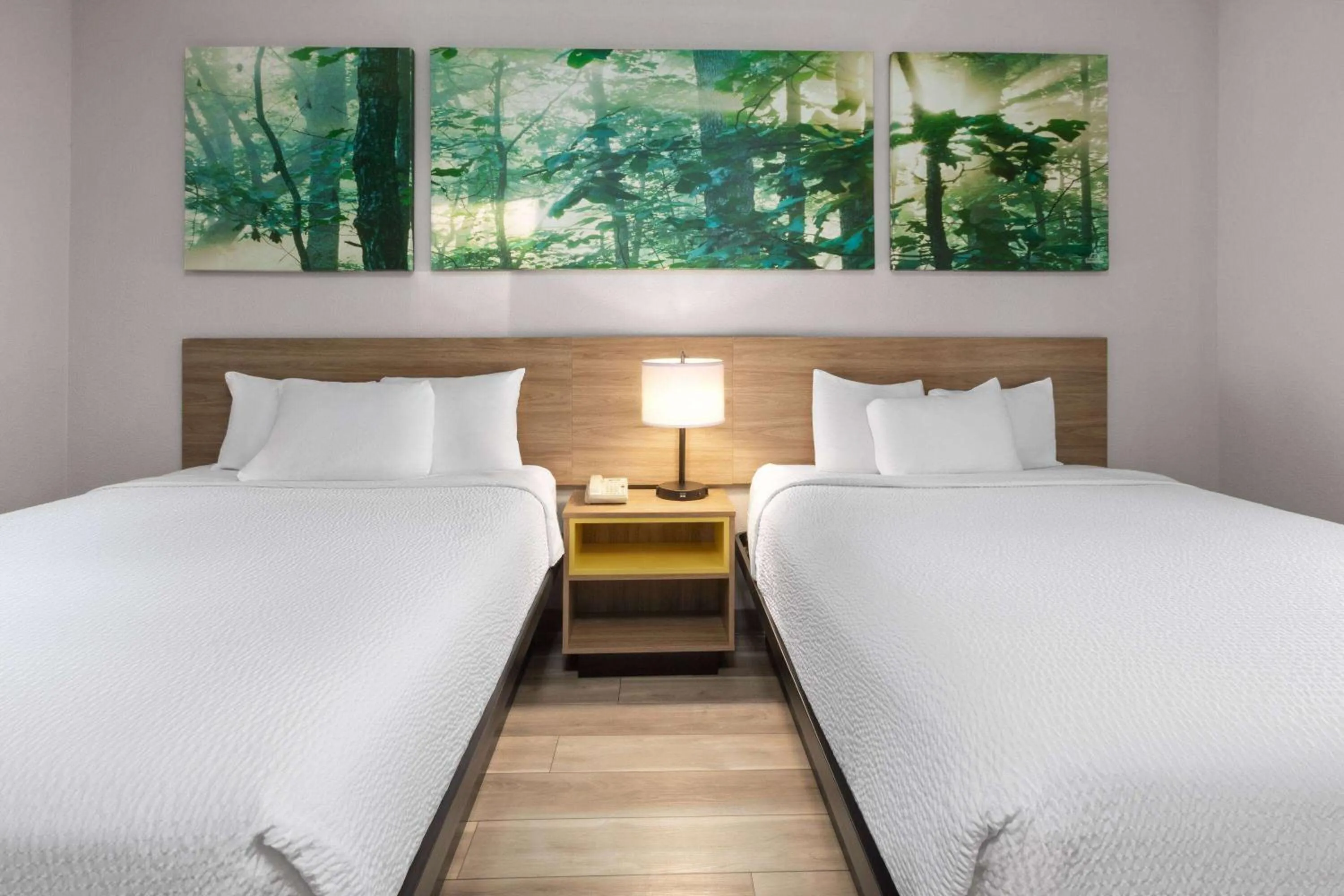 Photo of the whole room, Bed in Days Inn by Wyndham Hutchinson