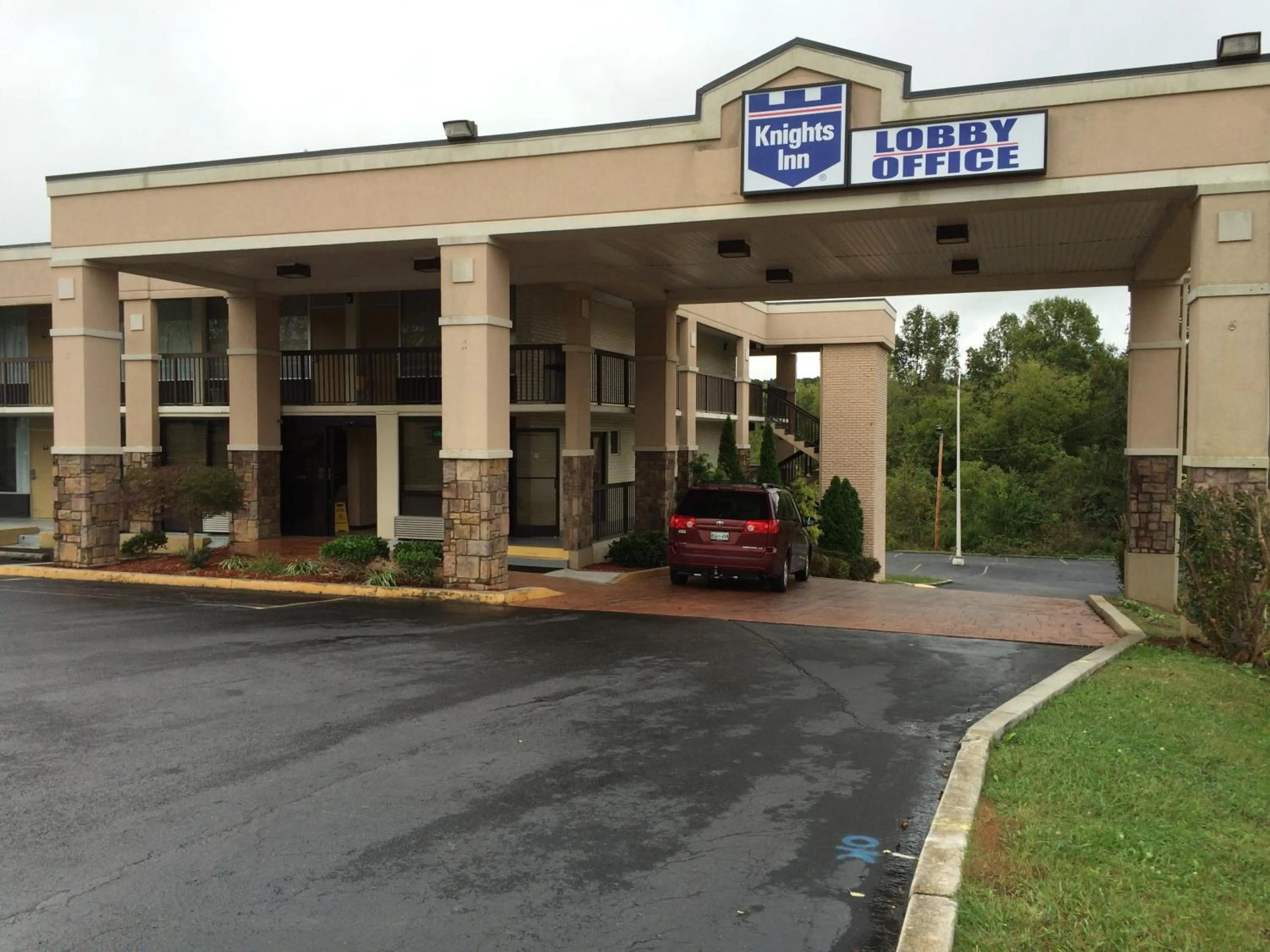 Facade/entrance, Property Building in Knights Inn Newport