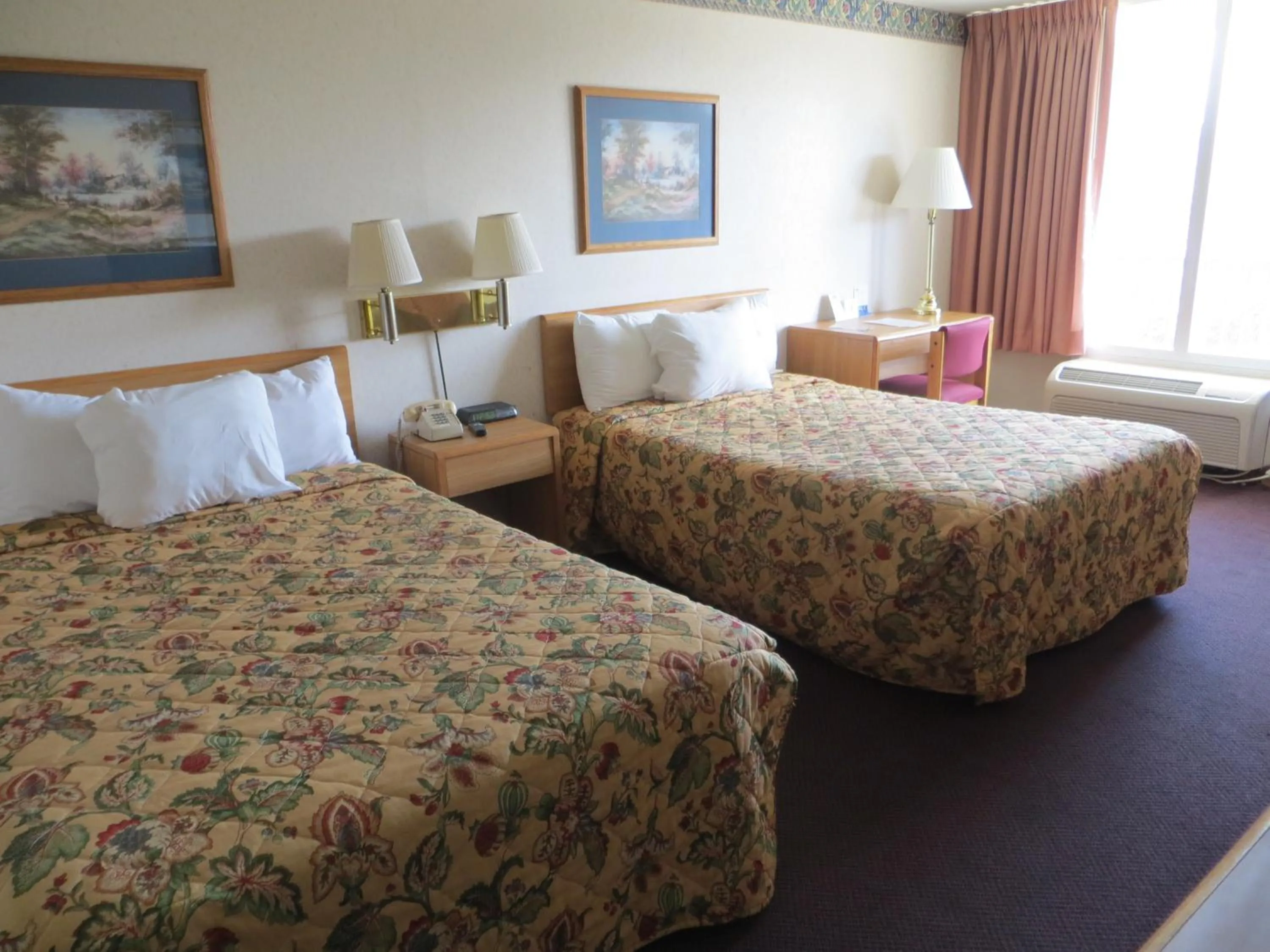 Photo of the whole room in Knights Inn Newport