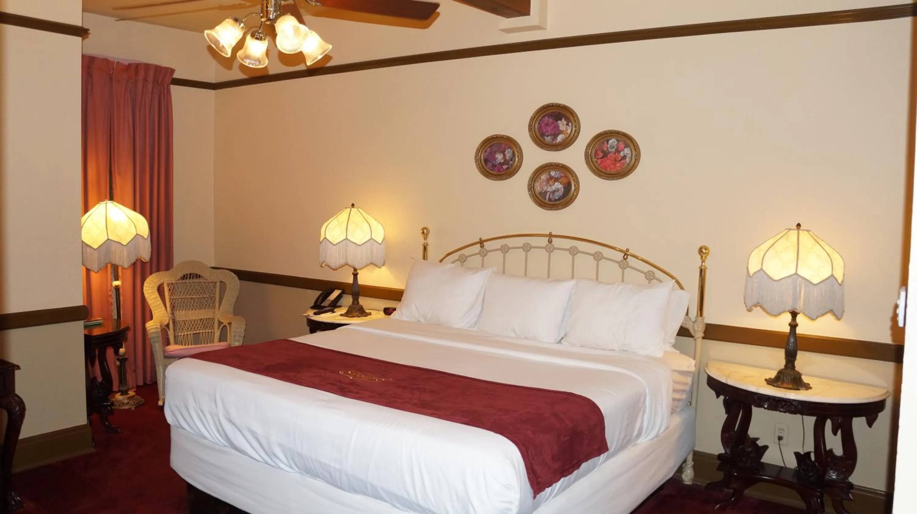 Bedroom, Bed in Stockyards Hotel