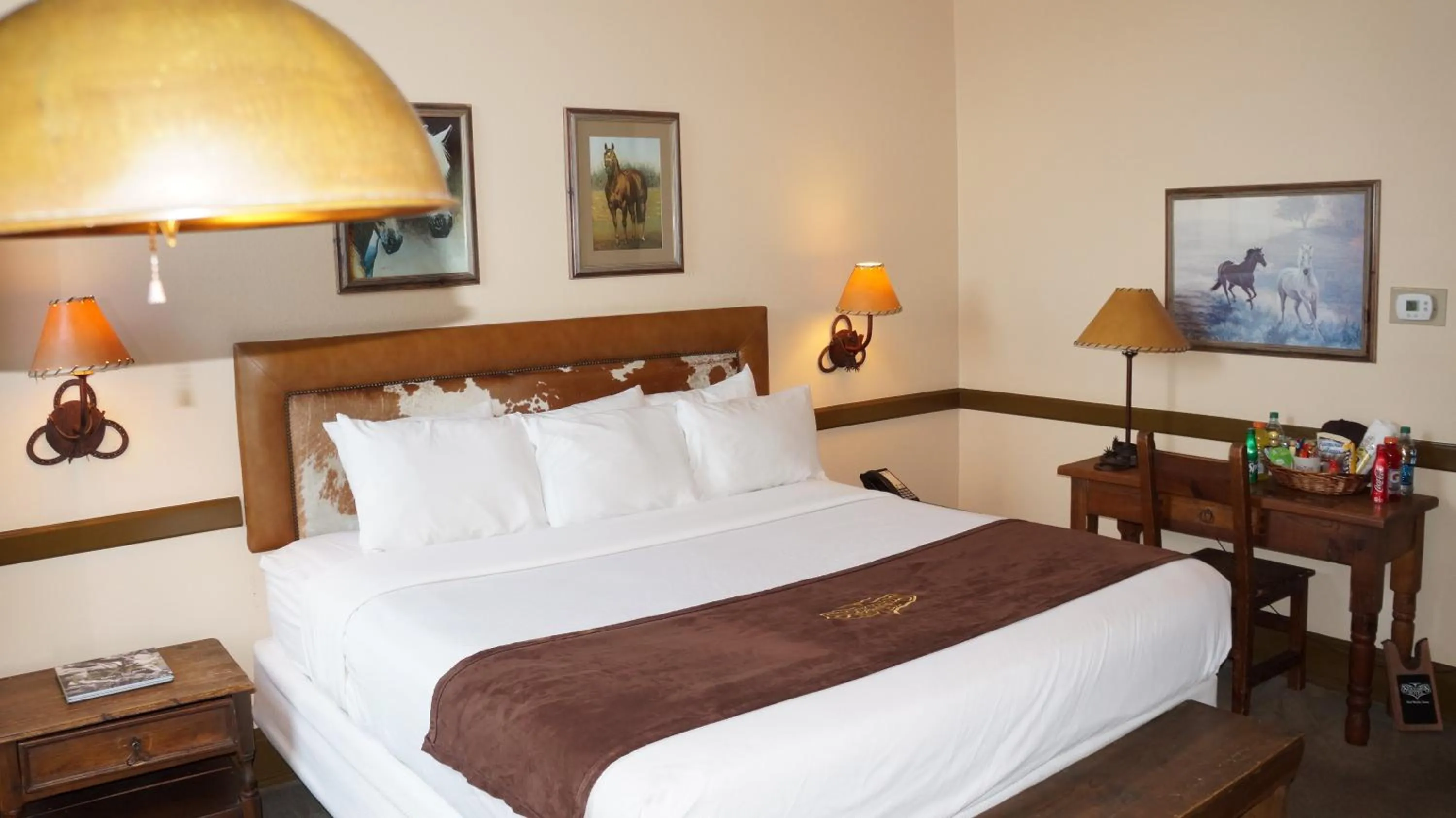 Bedroom, Bed in Stockyards Hotel