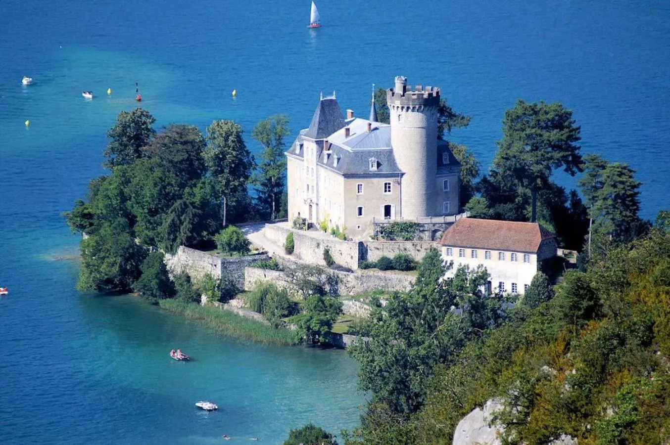 Nearby landmark in La petite Venise
