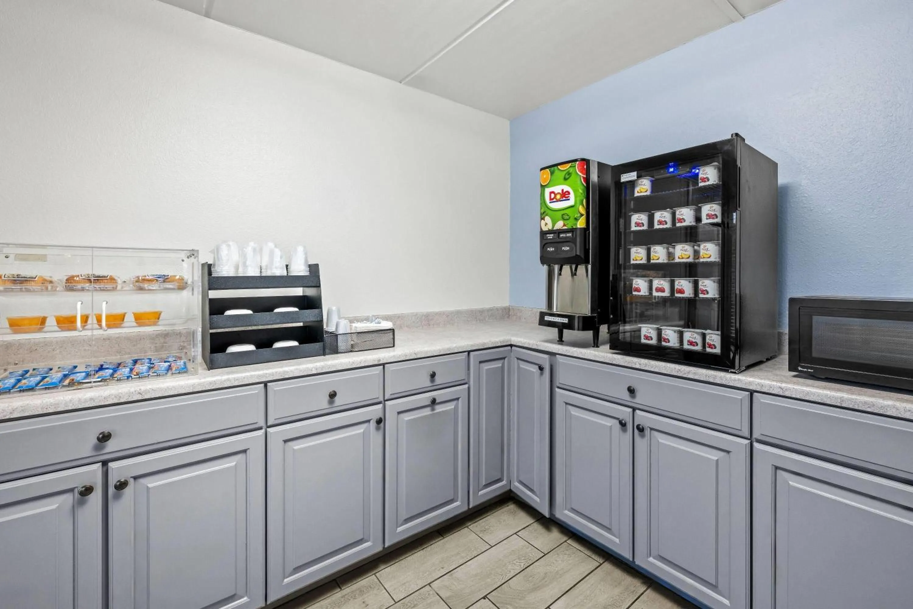 Property building in Super 8 by Wyndham Kingsport /I-81