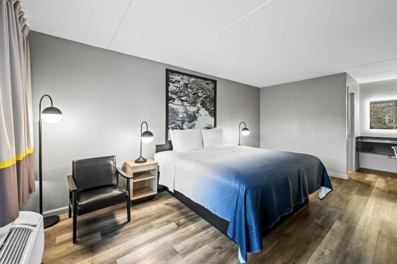 Bedroom, Bed in Super 8 by Wyndham Kingsport /I-81