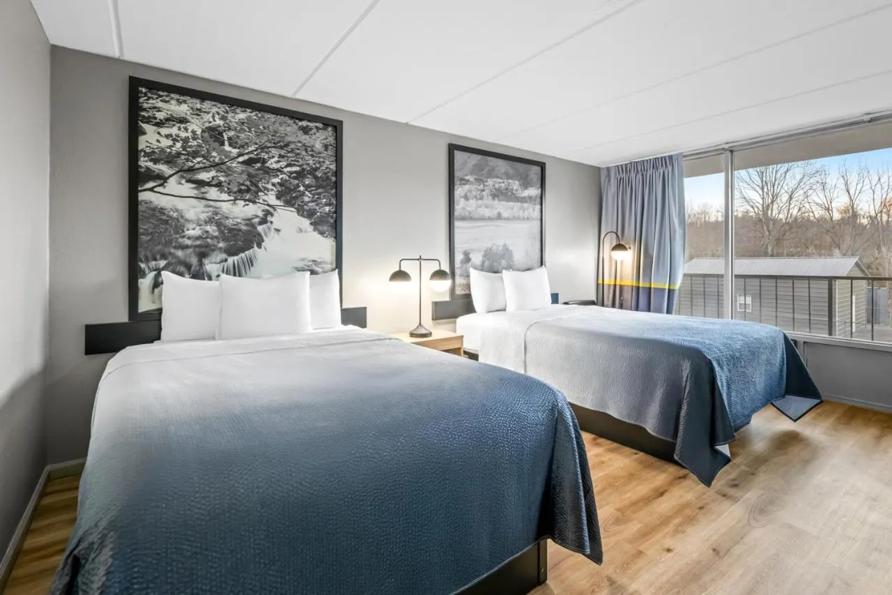 Bed in Super 8 by Wyndham Kingsport /I-81