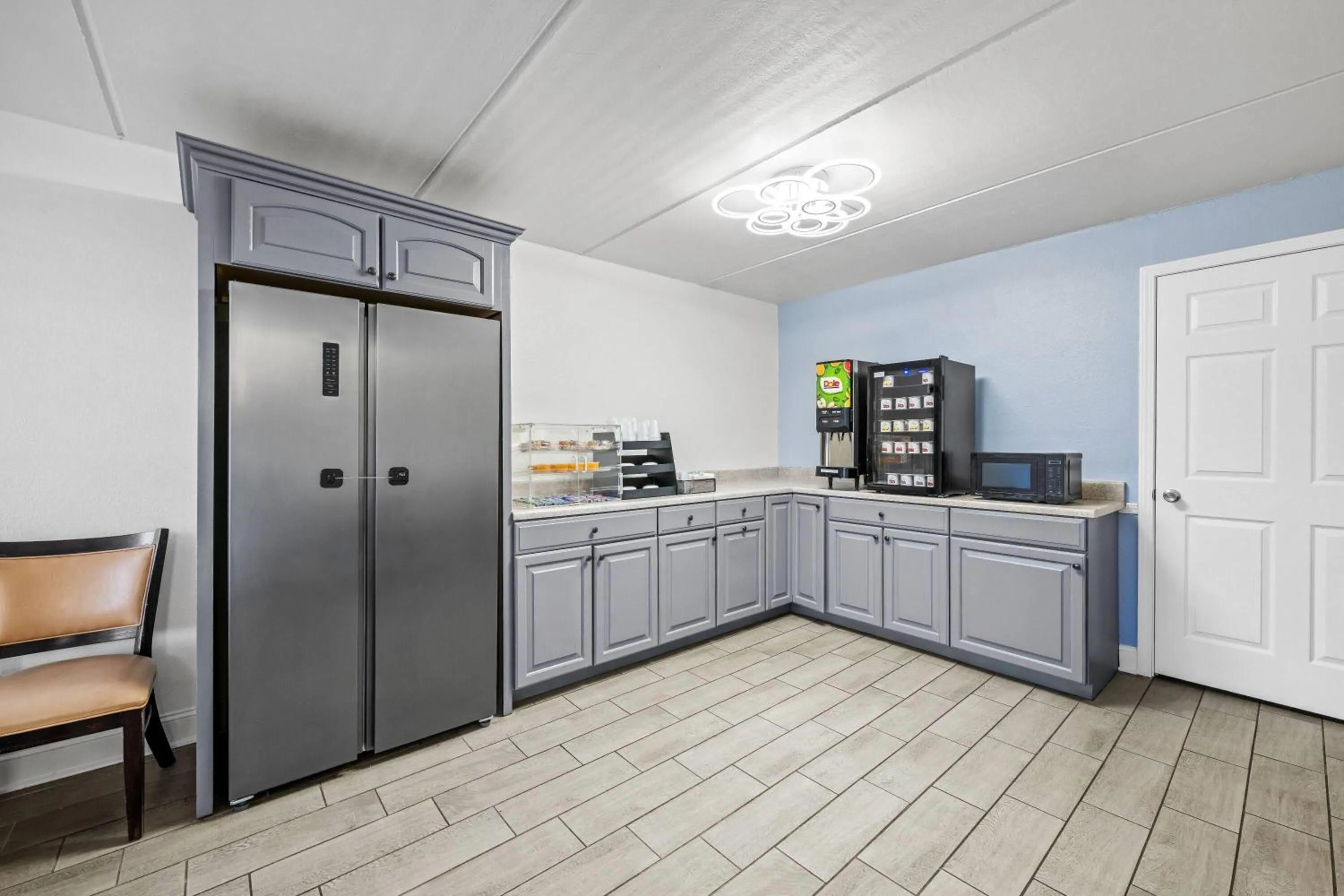 Property building in Super 8 by Wyndham Kingsport /I-81