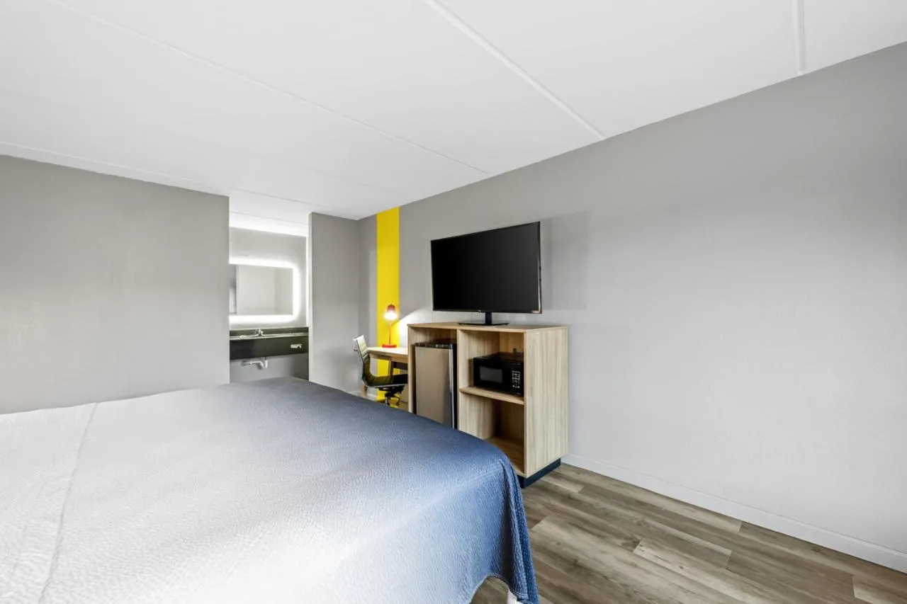 Bed in Super 8 by Wyndham Kingsport /I-81
