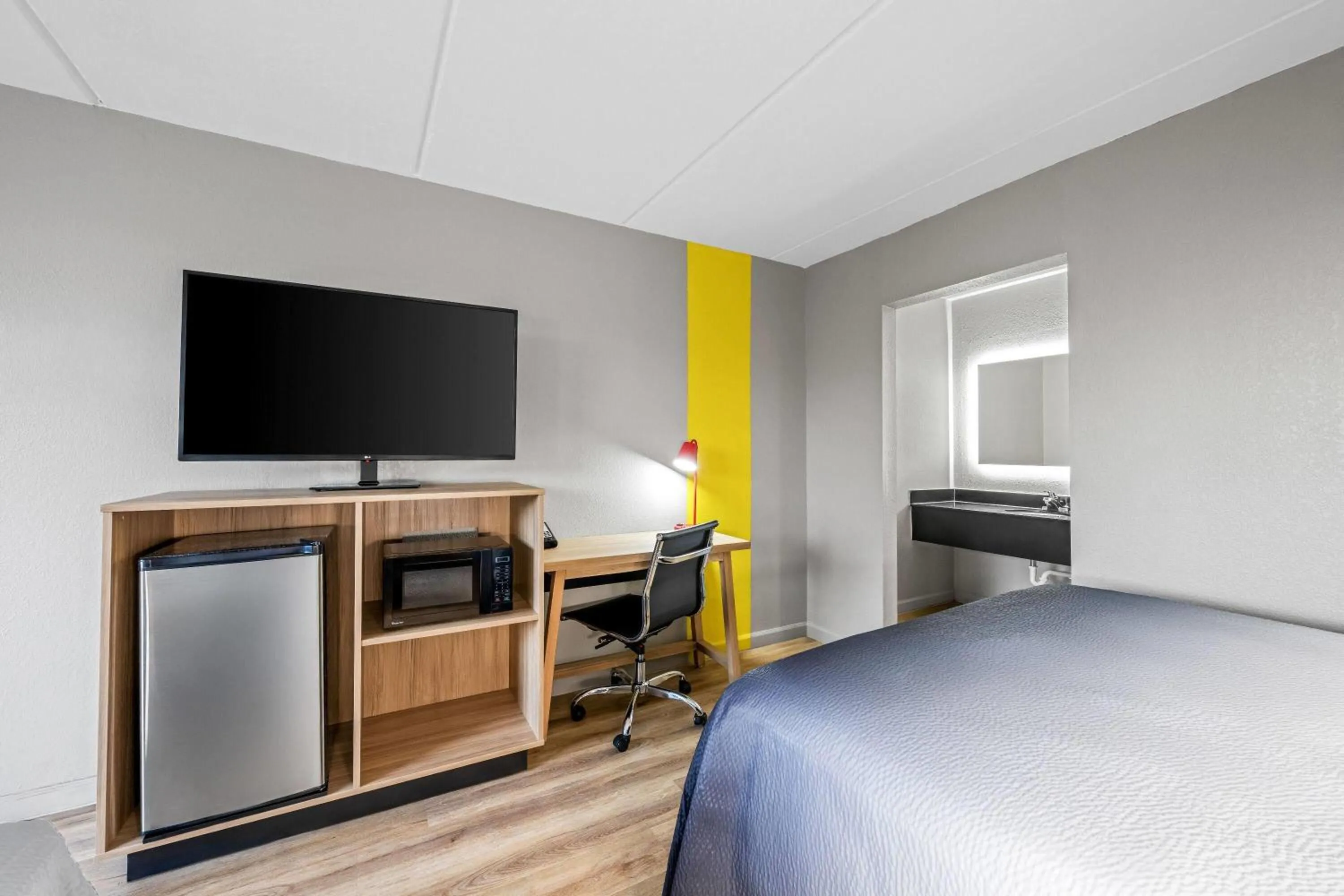Bed in Super 8 by Wyndham Kingsport /I-81