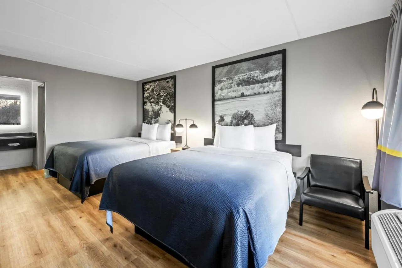 Bedroom, Bed in Super 8 by Wyndham Kingsport /I-81