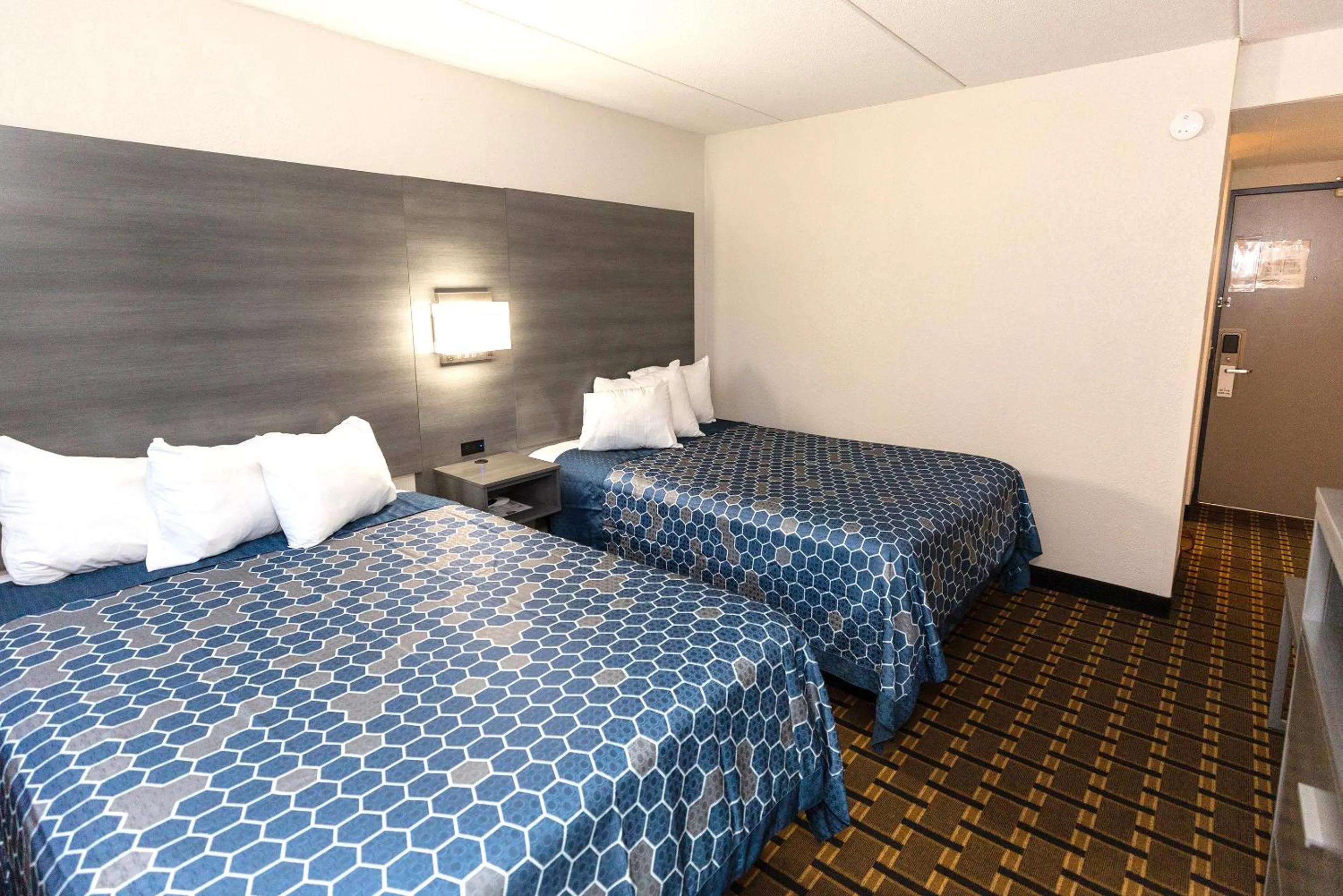 Bed in Coratel Inn & Suites by Jasper Mankato