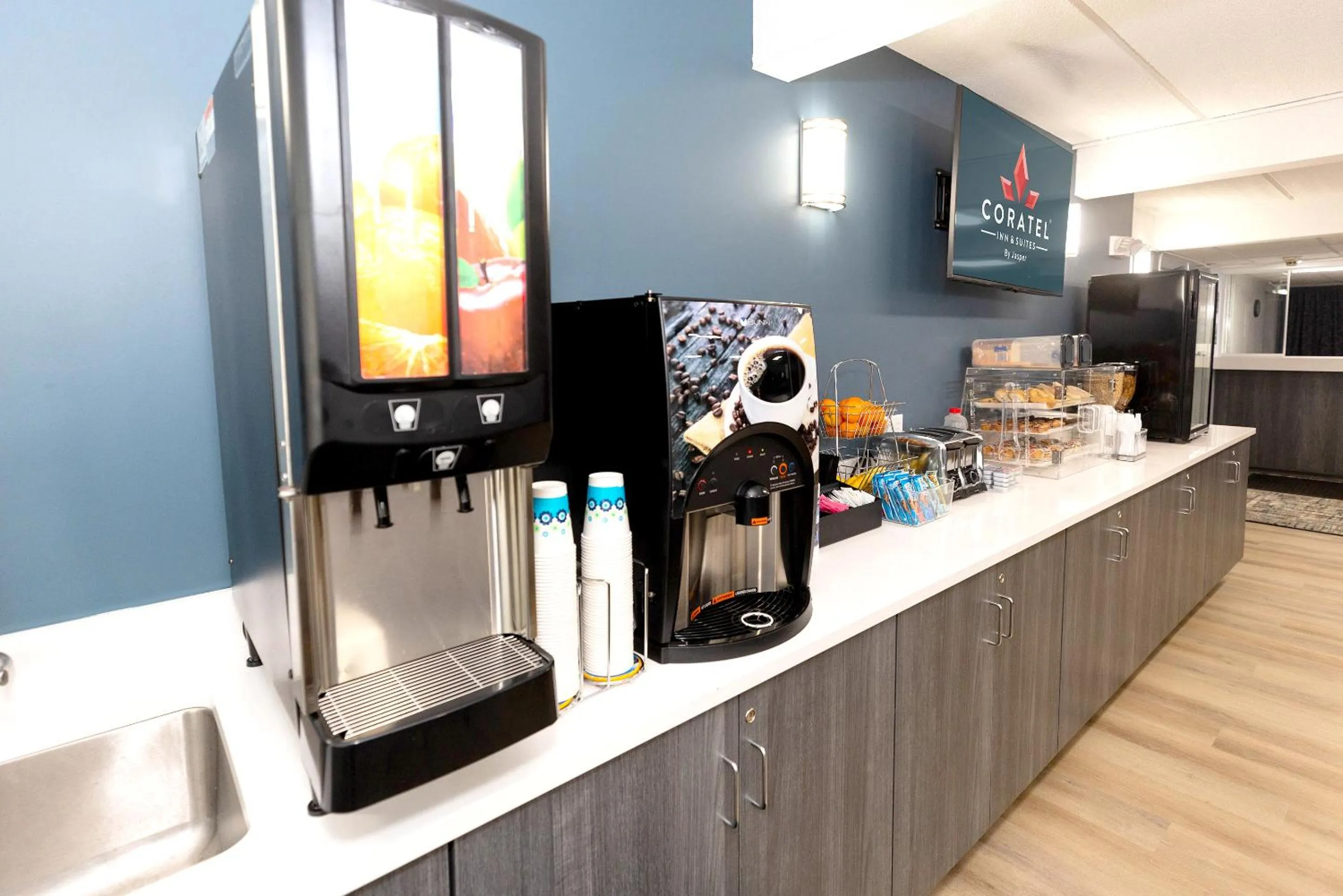 Coffee/tea facilities in Coratel Inn & Suites by Jasper Mankato