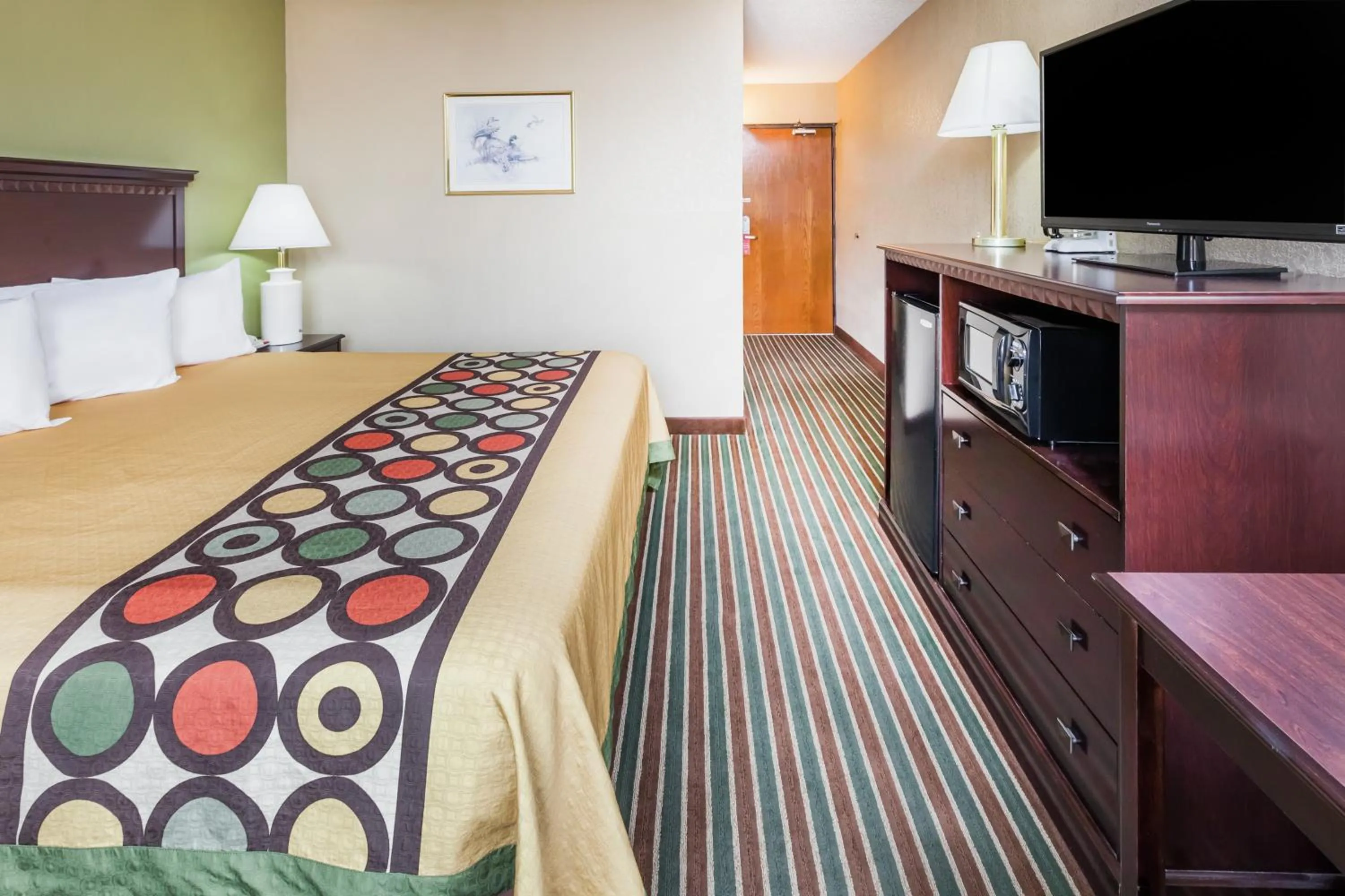 Communal lounge/ TV room, Bed in Super 8 by Wyndham Harrison AR