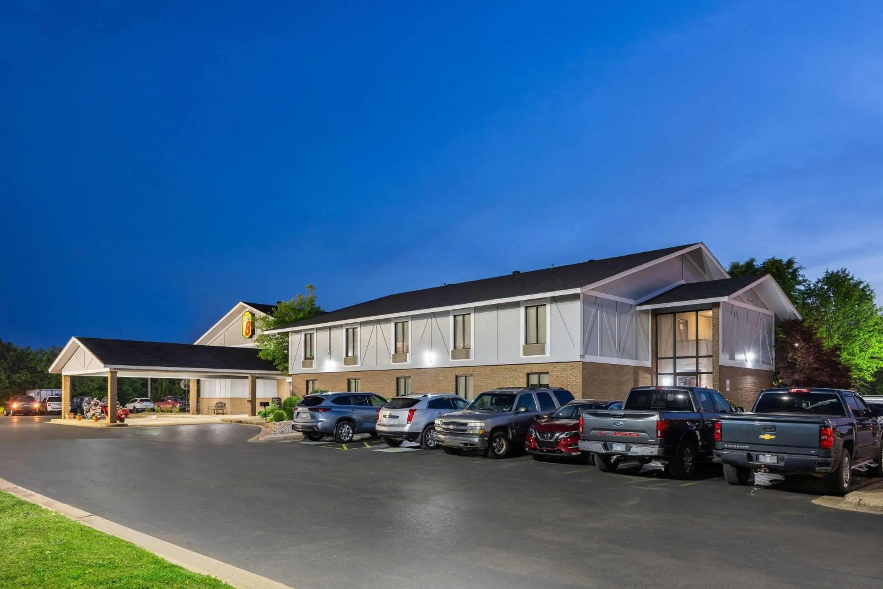 Property building in Super 8 by Wyndham Harrison AR