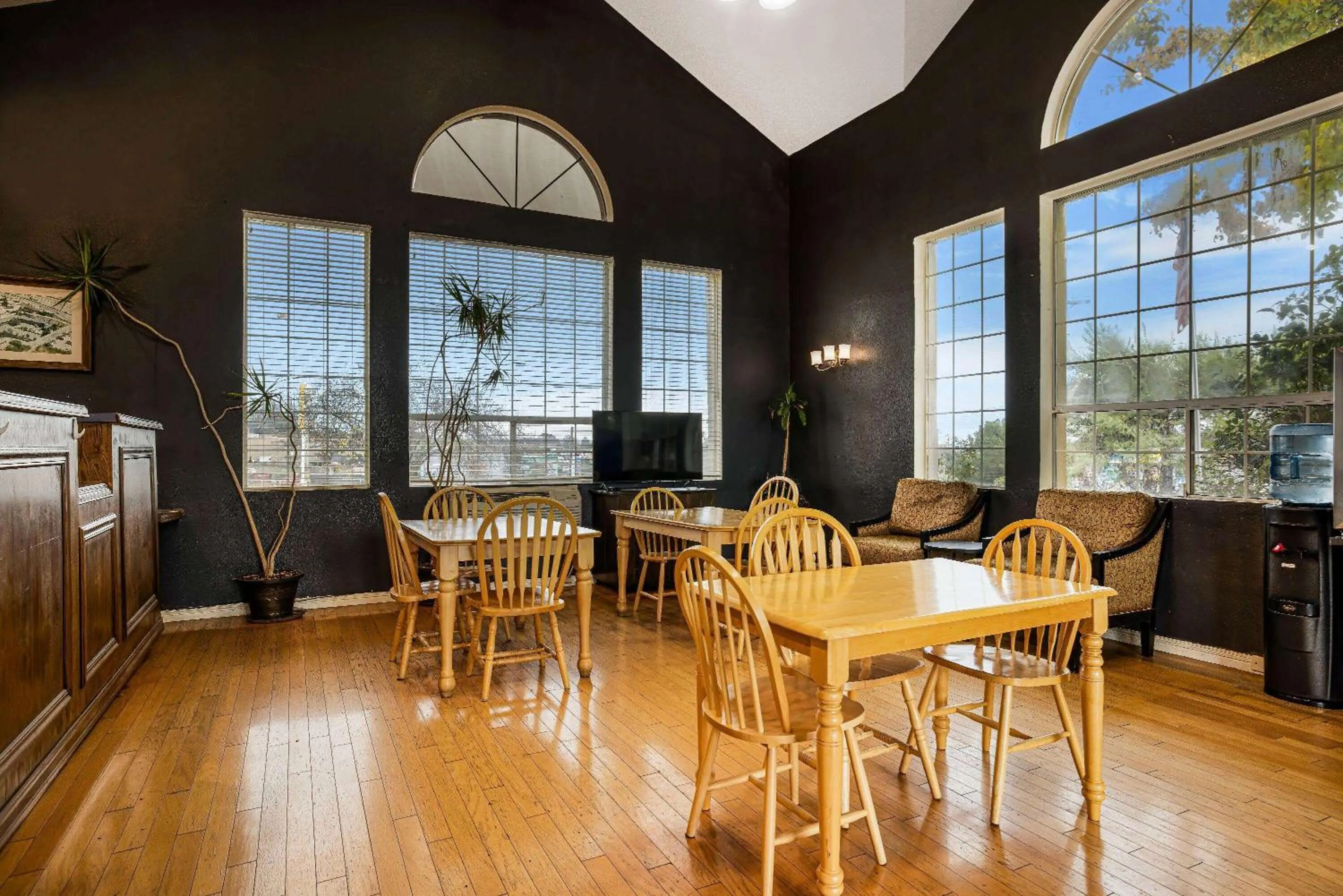 Lobby or reception in Super 8 by Wyndham Auburn