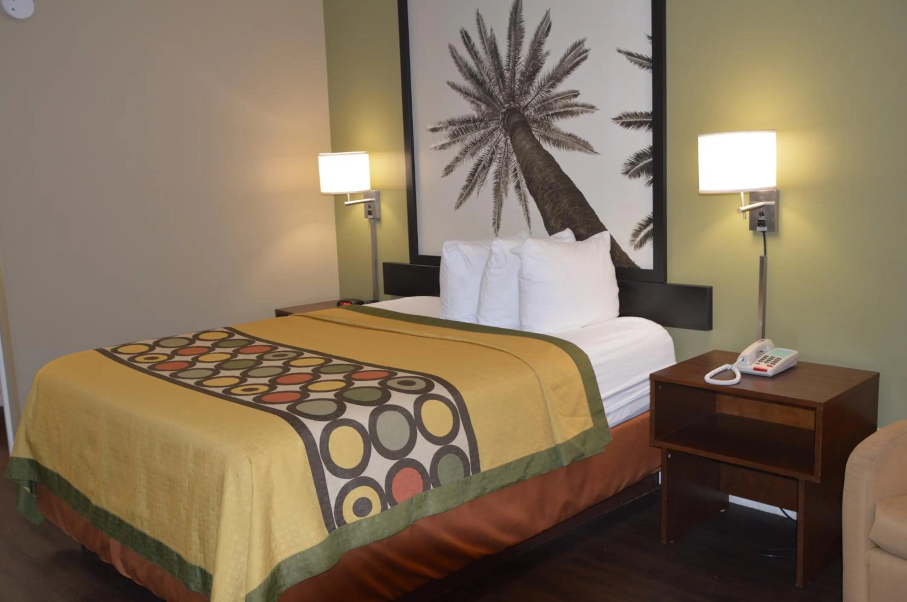 Photo of the whole room, Bed in Super 8 by Wyndham Monticello