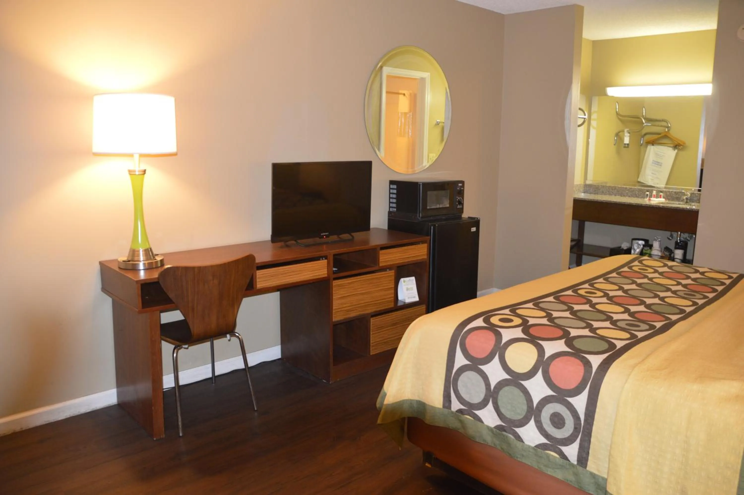 TV and multimedia, Bed in Super 8 by Wyndham Monticello