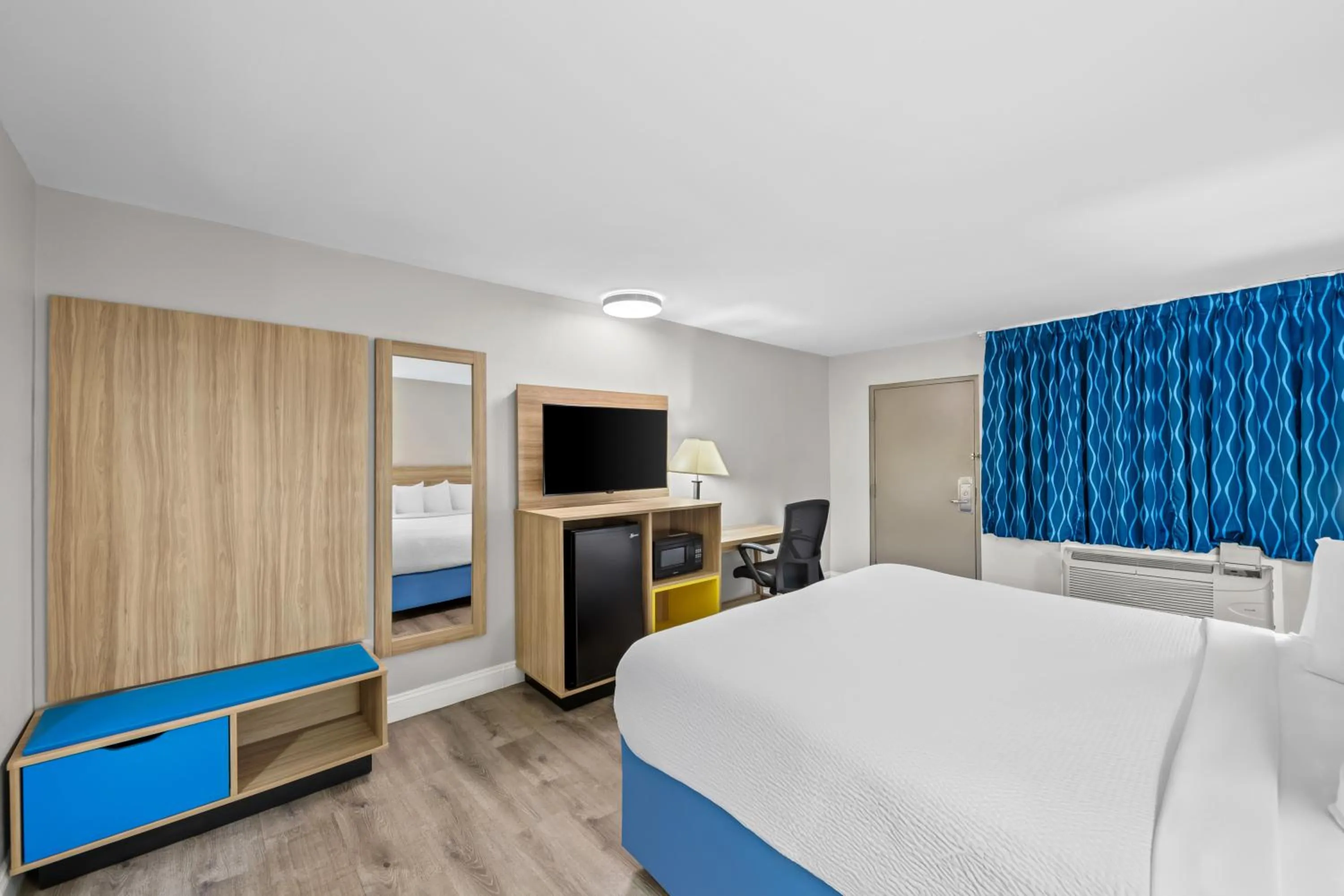 Bedroom, Bed in Days Inn by Wyndham Chesapeake