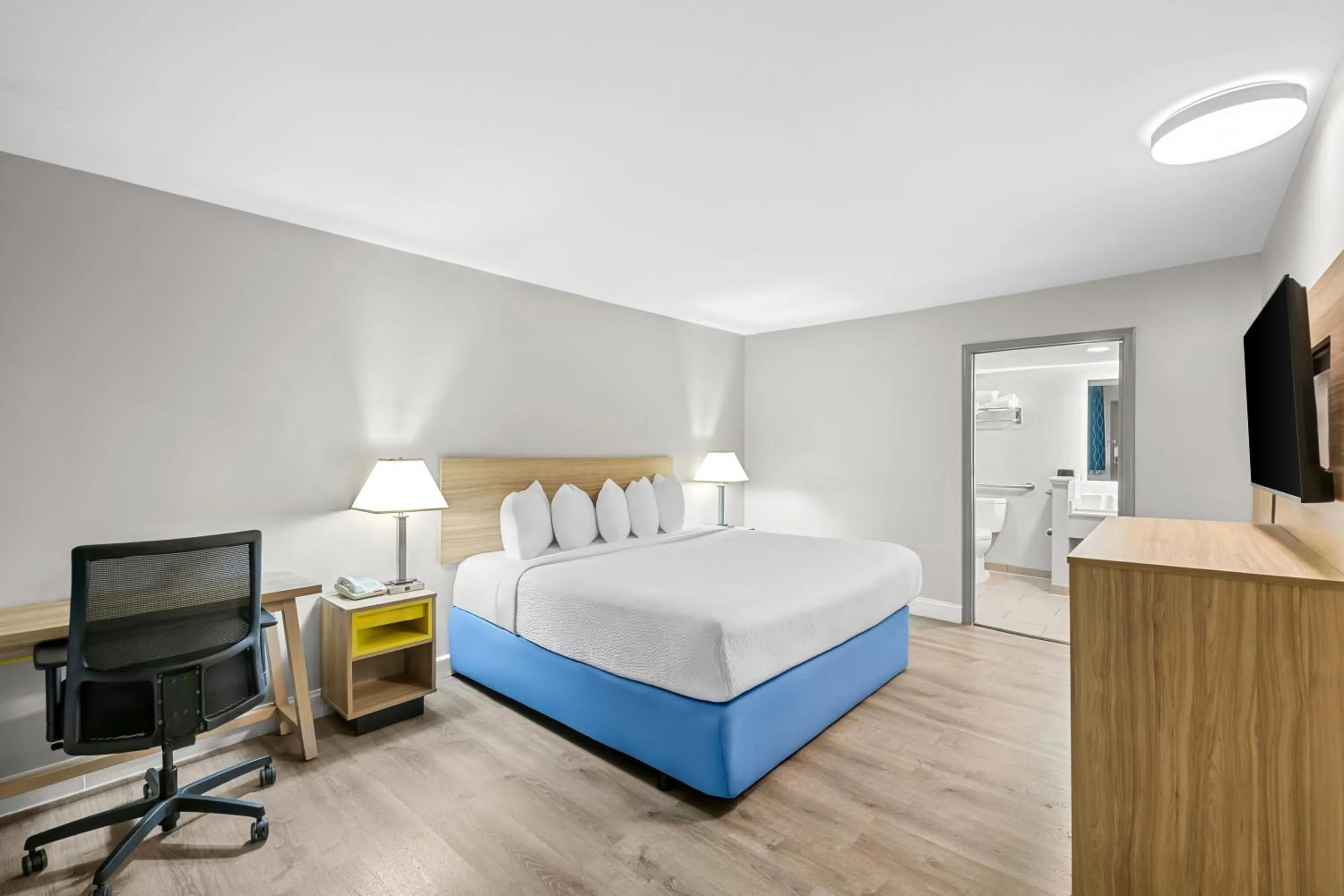 Bedroom, Bed in Days Inn by Wyndham Chesapeake