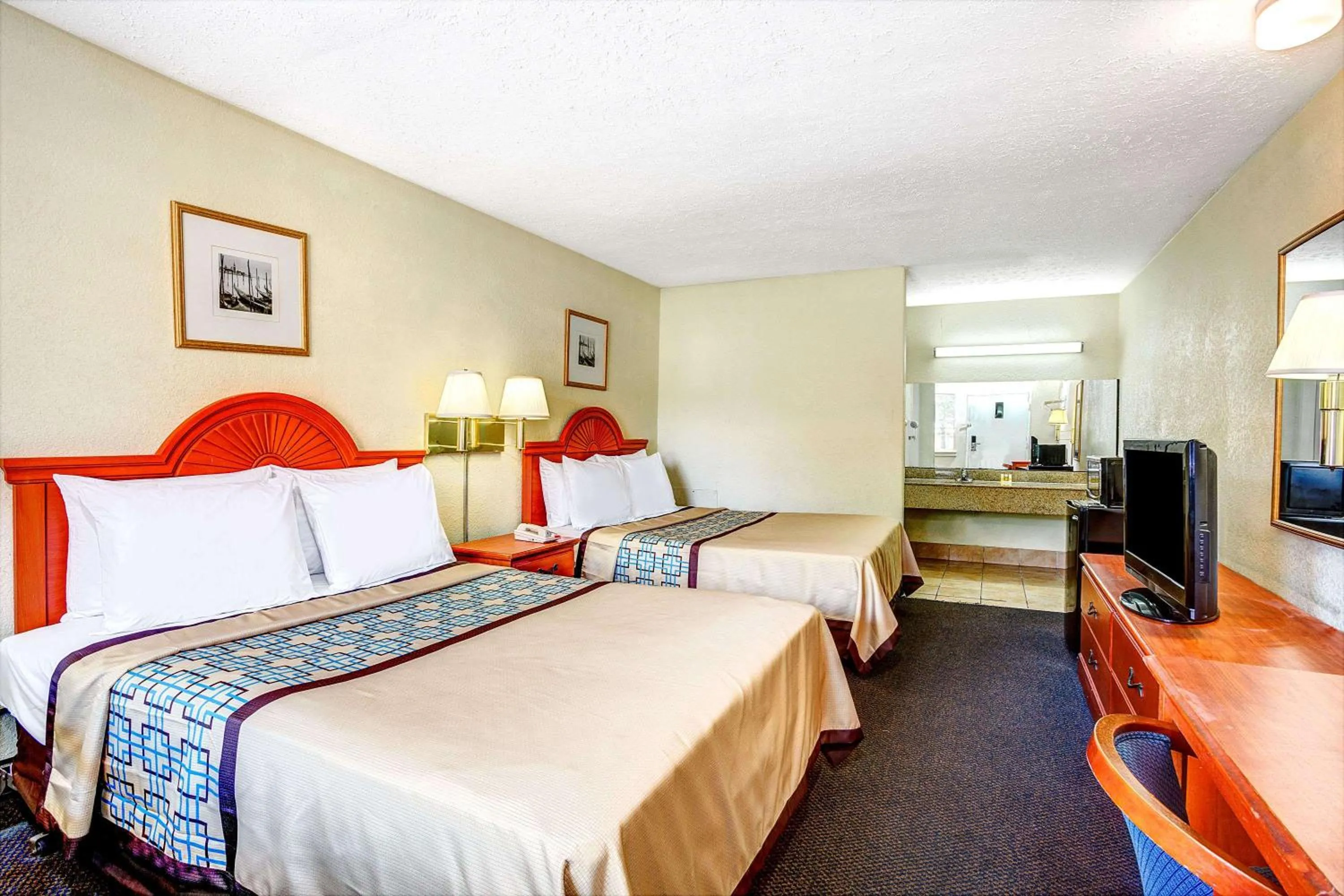 Photo of the whole room, Bed in Days Inn by Wyndham Chesapeake